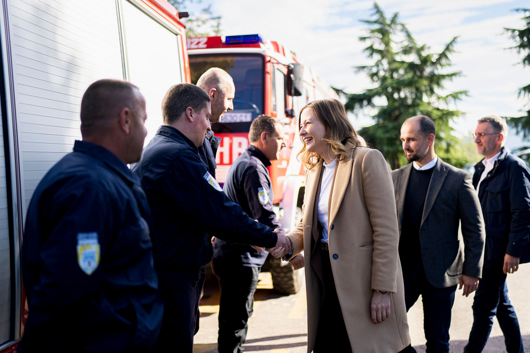 Am 5. Oktober 2025 reiste Bundesminister Claudia Plakolm (3.v.r.) im Rahmen ihrer Westbalkantour nach Skopje. Im Bild mit Europaminister Orhan Murtezani (2.v.r.) beim Besuch einer Feuerwehrstation.
