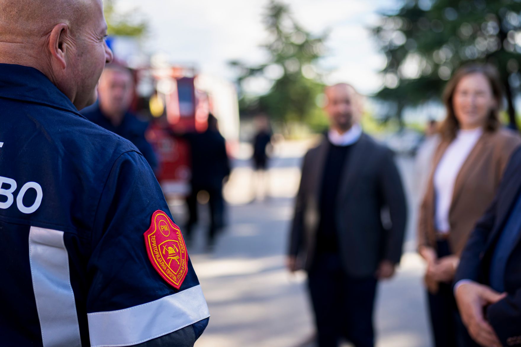 Am 5. Oktober 2025 reiste Bundesminister Claudia Plakolm (r.) im Rahmen ihrer Westbalkantour nach Skopje. Im Bild mit Europaminister Orhan Murtezani (2.v.r.) beim Besuch einer Feuerwehrstation.