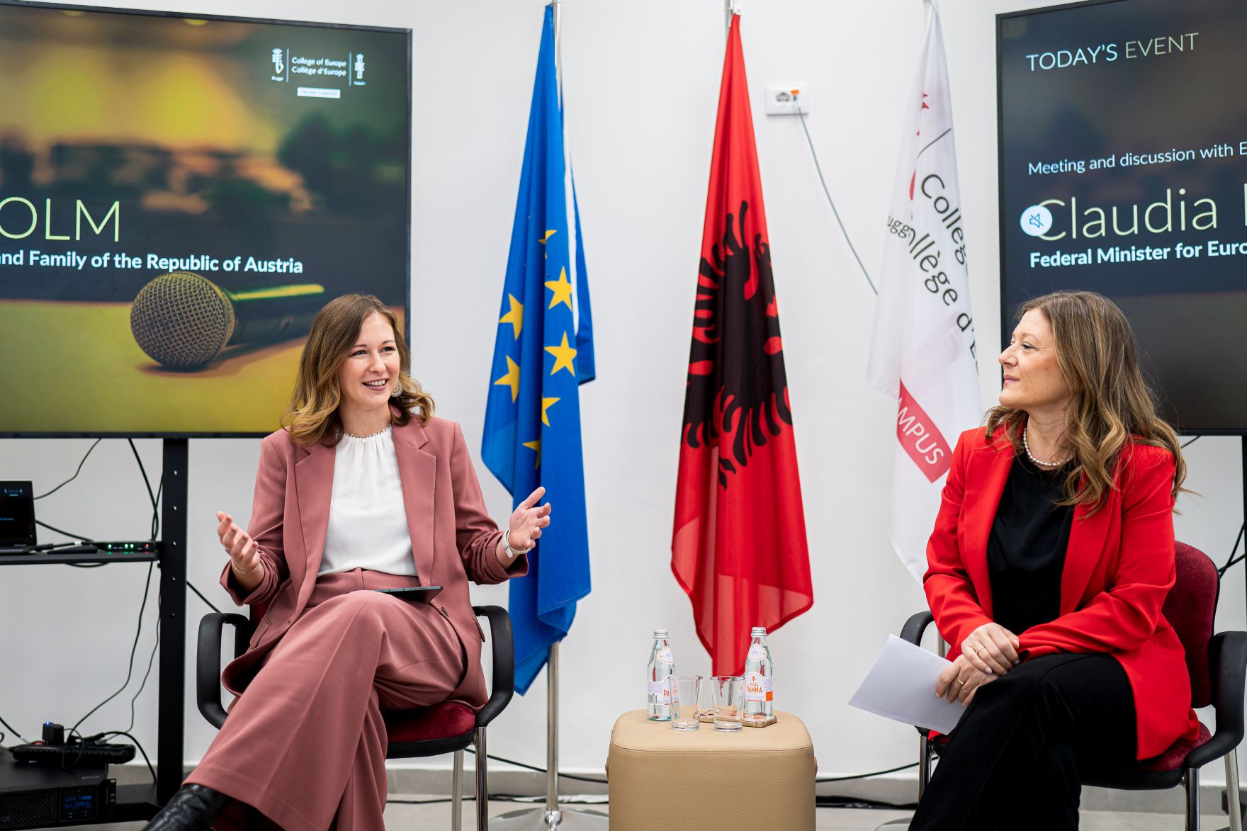 Am 8. Oktober 2025 setzte Bundesminister Claudia Plakolm (l.) ihre Westbalkantour fort. Im Bild beim Besuch des College of Europe in Tirana.