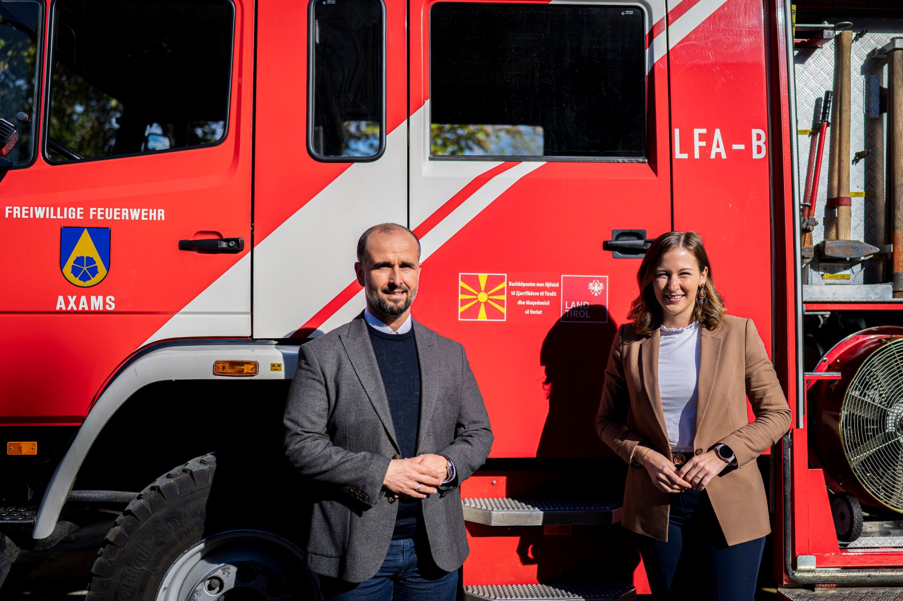 Am 5. Oktober 2025 reiste Bundesminister Claudia Plakolm (r.) im Rahmen ihrer Westbalkantour nach Skopje. Im Bild mit Europaminister Orhan Murtezani (l.) beim Besuch einer Feuerwehrstation.