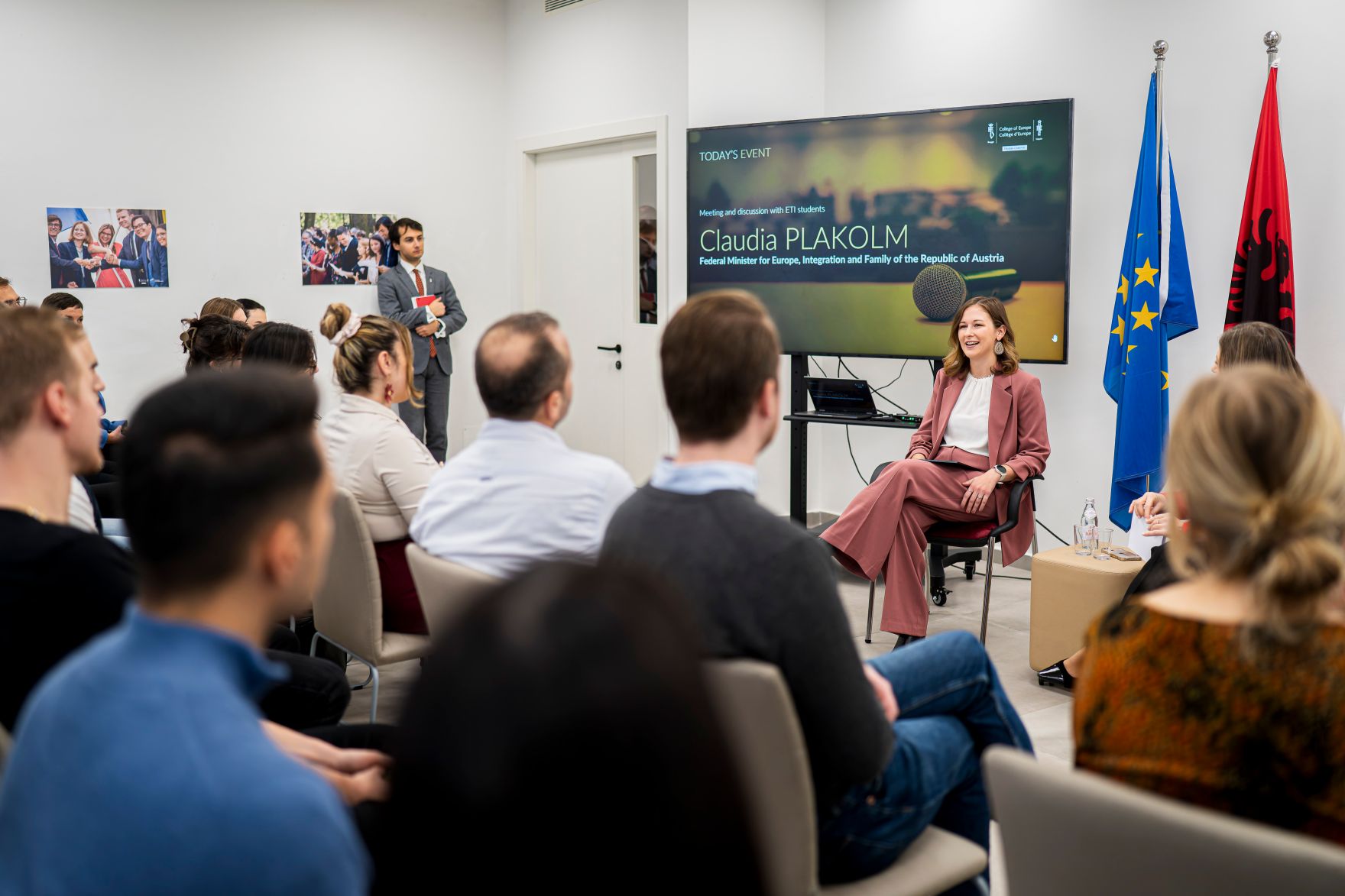 Am 8. Oktober 2025 setzte Bundesminister Claudia Plakolm ihre Westbalkantour fort. Im Bild beim Besuch des College of Europe in Tirana.