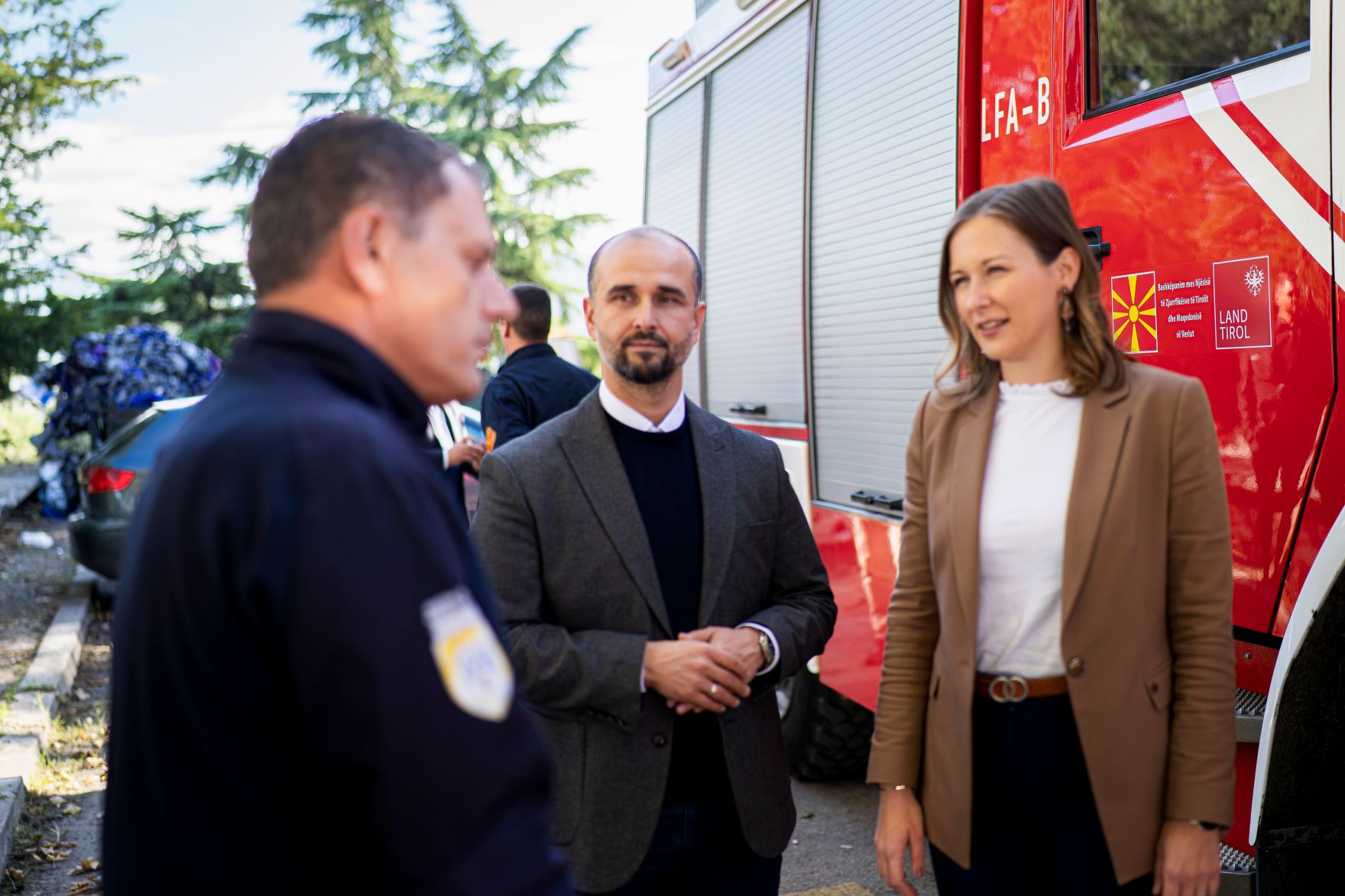 Am 5. Oktober 2025 reiste Bundesminister Claudia Plakolm (r.) im Rahmen ihrer Westbalkantour nach Skopje. Im Bild mit Europaminister Orhan Murtezani (m.) beim Besuch einer Feuerwehrstation.