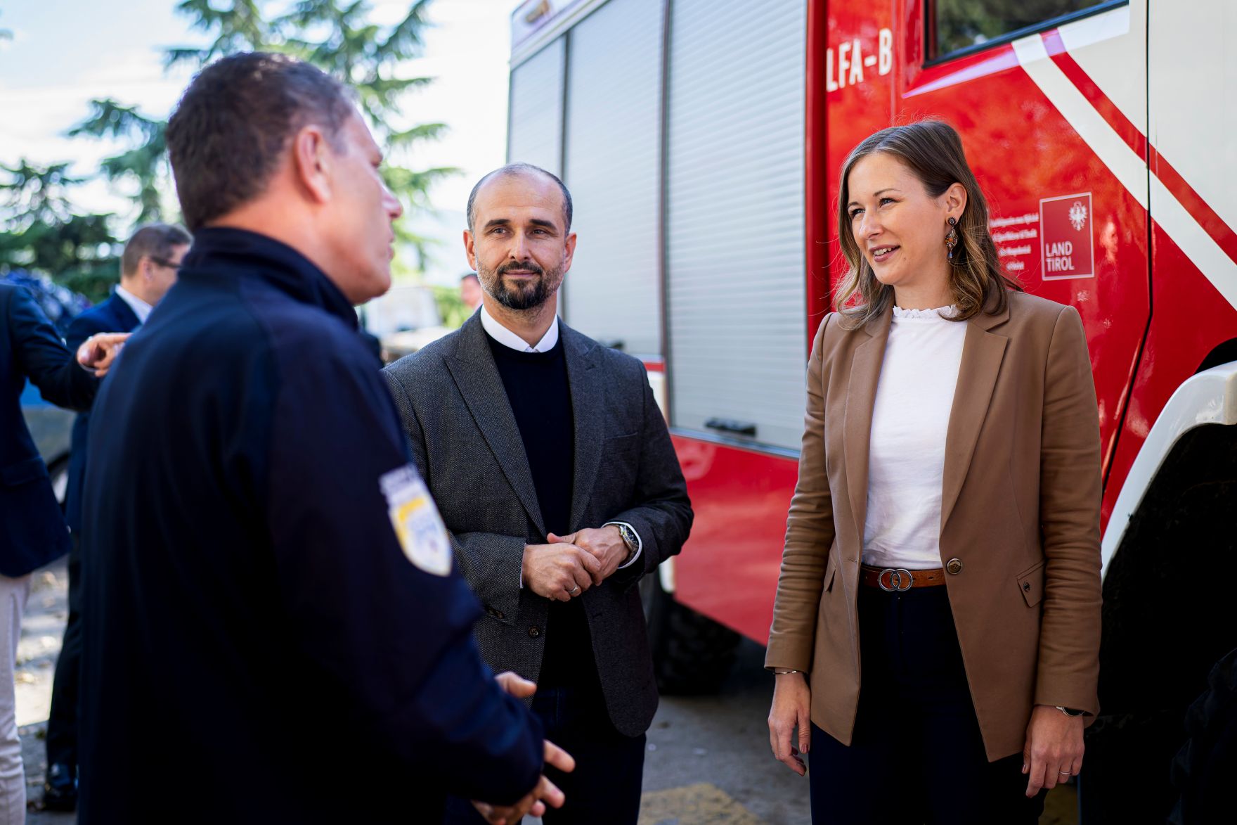 Am 5. Oktober 2025 reiste Bundesminister Claudia Plakolm (r.) im Rahmen ihrer Westbalkantour nach Skopje. Im Bild mit Europaminister Orhan Murtezani (m.) beim Besuch einer Feuerwehrstation.