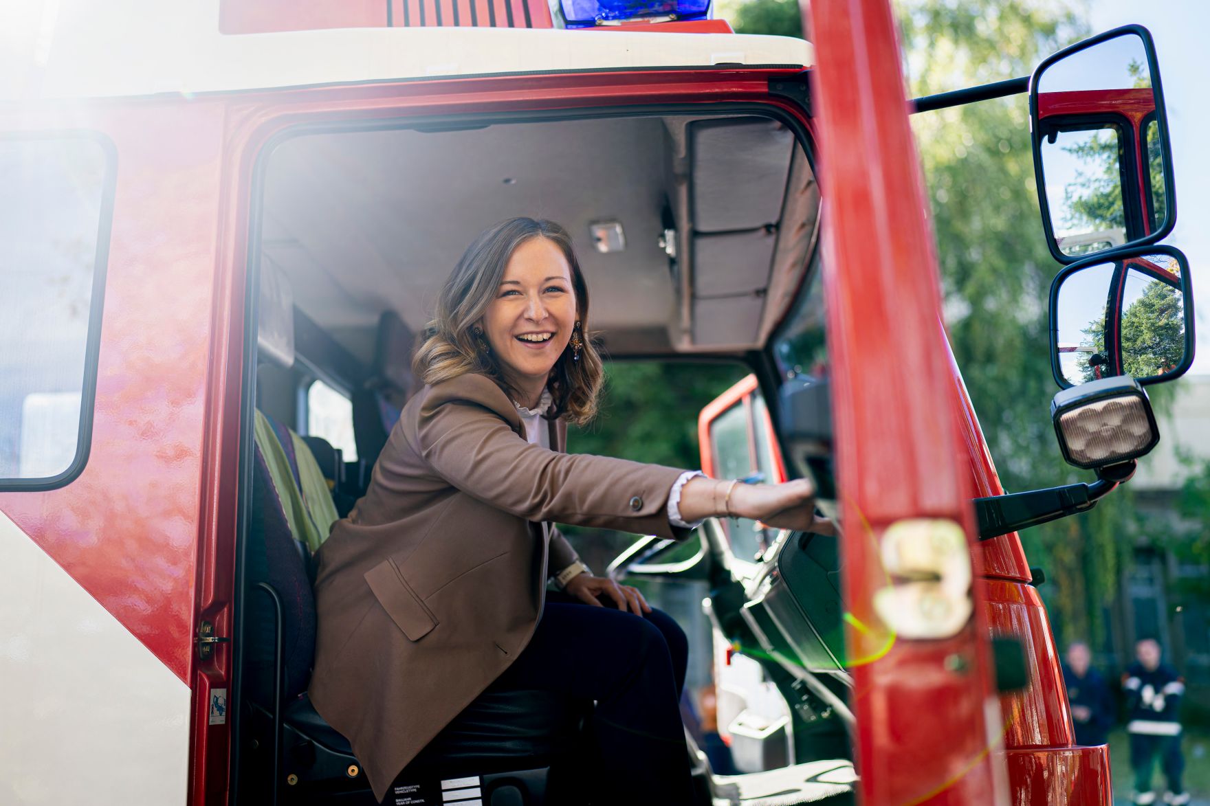 Am 5. Oktober 2025 reiste Bundesminister Claudia Plakolm (im Bild) im Rahmen ihrer Westbalkantour nach Skopje. Im Bild beim Besuch einer Feuerwehrstation.