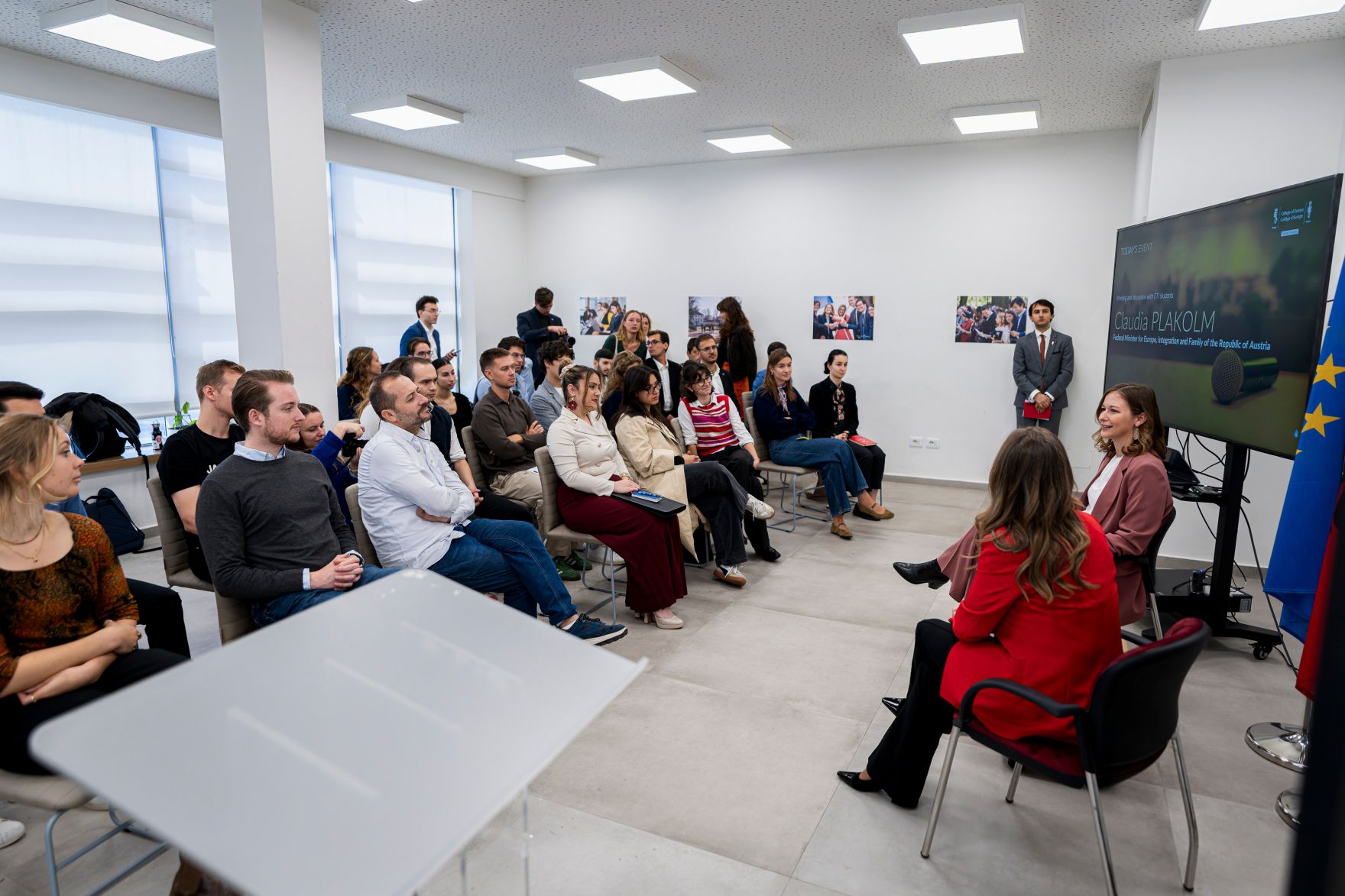 Am 8. Oktober 2025 setzte Bundesminister Claudia Plakolm (r.) ihre Westbalkantour fort. Im Bild beim Besuch des College of Europe in Tirana.