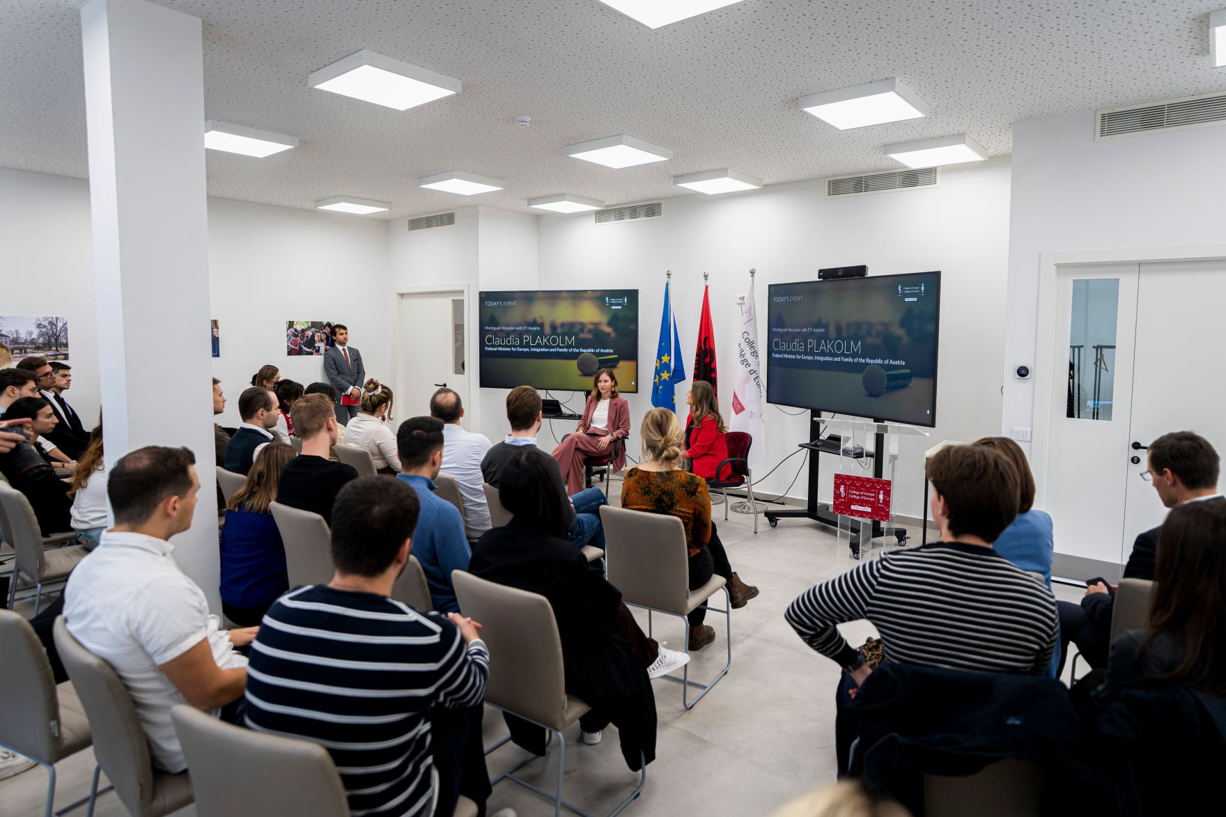 Am 8. Oktober 2025 setzte Bundesminister Claudia Plakolm ihre Westbalkantour fort. Im Bild beim Besuch des College of Europe in Tirana.