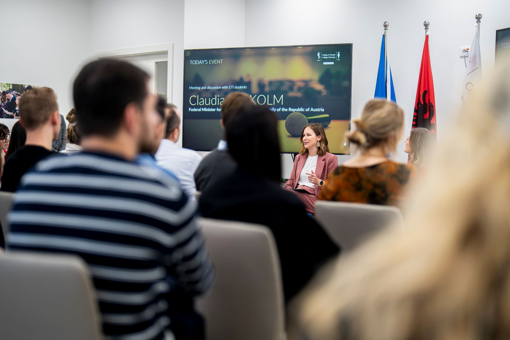 Am 8. Oktober 2025 setzte Bundesminister Claudia Plakolm ihre Westbalkantour fort. Im Bild beim Besuch des College of Europe in Tirana.