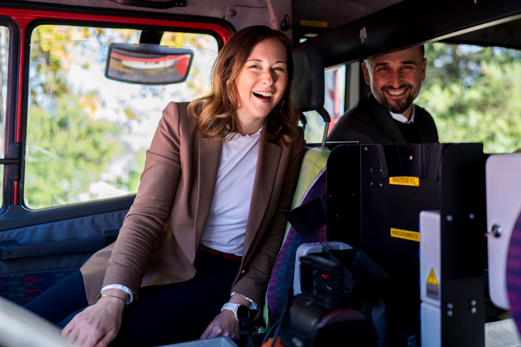 Am 5. Oktober 2025 reiste Bundesminister Claudia Plakolm (l.) im Rahmen ihrer Westbalkantour nach Skopje. Im Bild mit Europaminister Orhan Murtezani (r.) beim Besuch einer Feuerwehrstation.