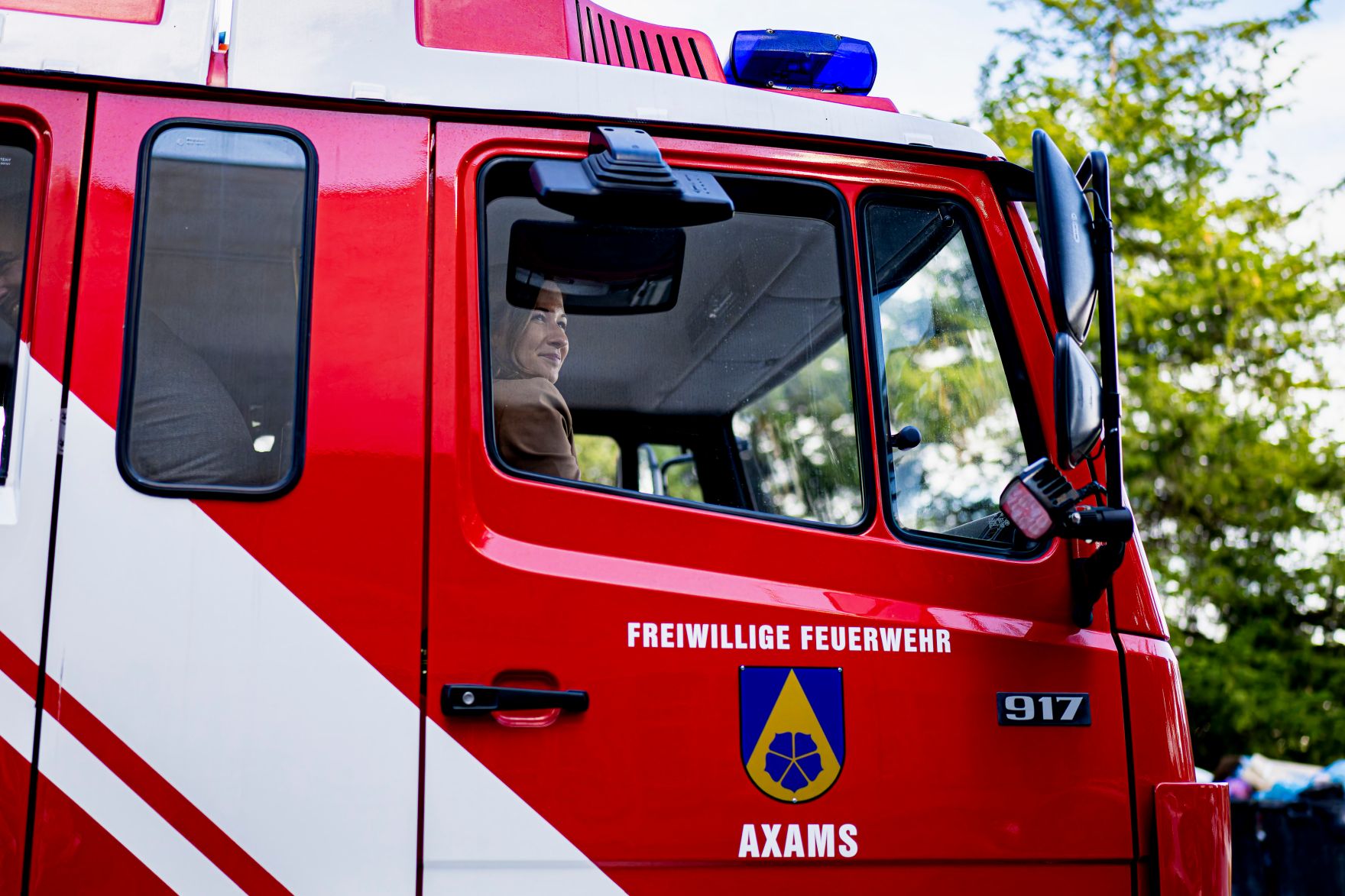 Am 5. Oktober 2025 reiste Bundesminister Claudia Plakolm (im Bild) im Rahmen ihrer Westbalkantour nach Skopje. Im Bild beim Besuch einer Feuerwehrstation.