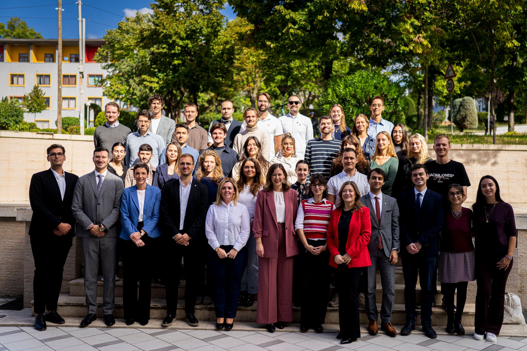Am 8. Oktober 2025 setzte Bundesminister Claudia Plakolm ihre Westbalkantour fort. Im Bild beim Besuch des College of Europe in Tirana.