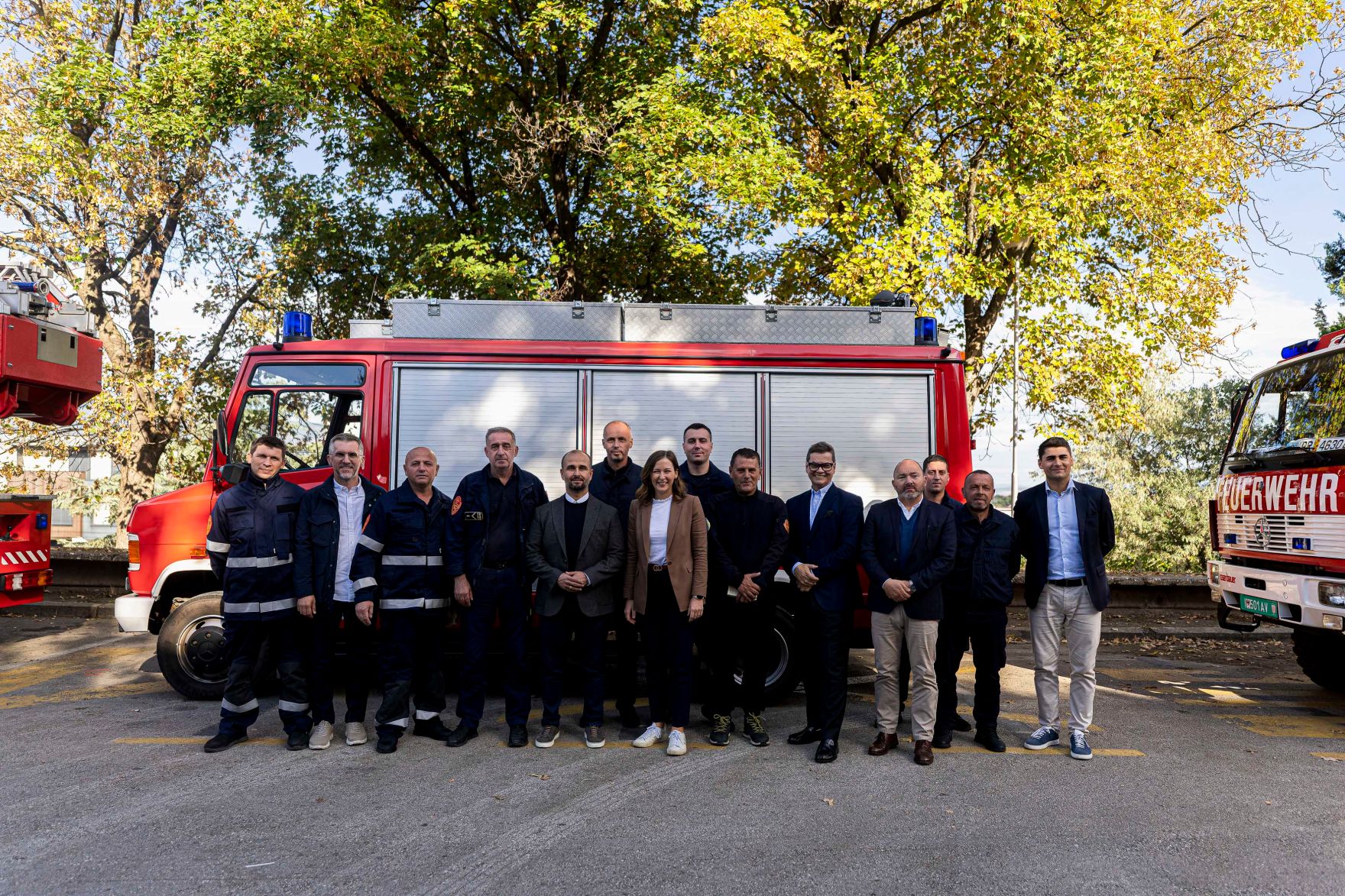 Am 5. Oktober 2025 reiste Bundesminister Claudia Plakolm (7.v.l.) im Rahmen ihrer Westbalkantour nach Skopje. Im Bild mit Europaminister Orhan Murtezani (5.v.l.) beim Besuch einer Feuerwehrstation.