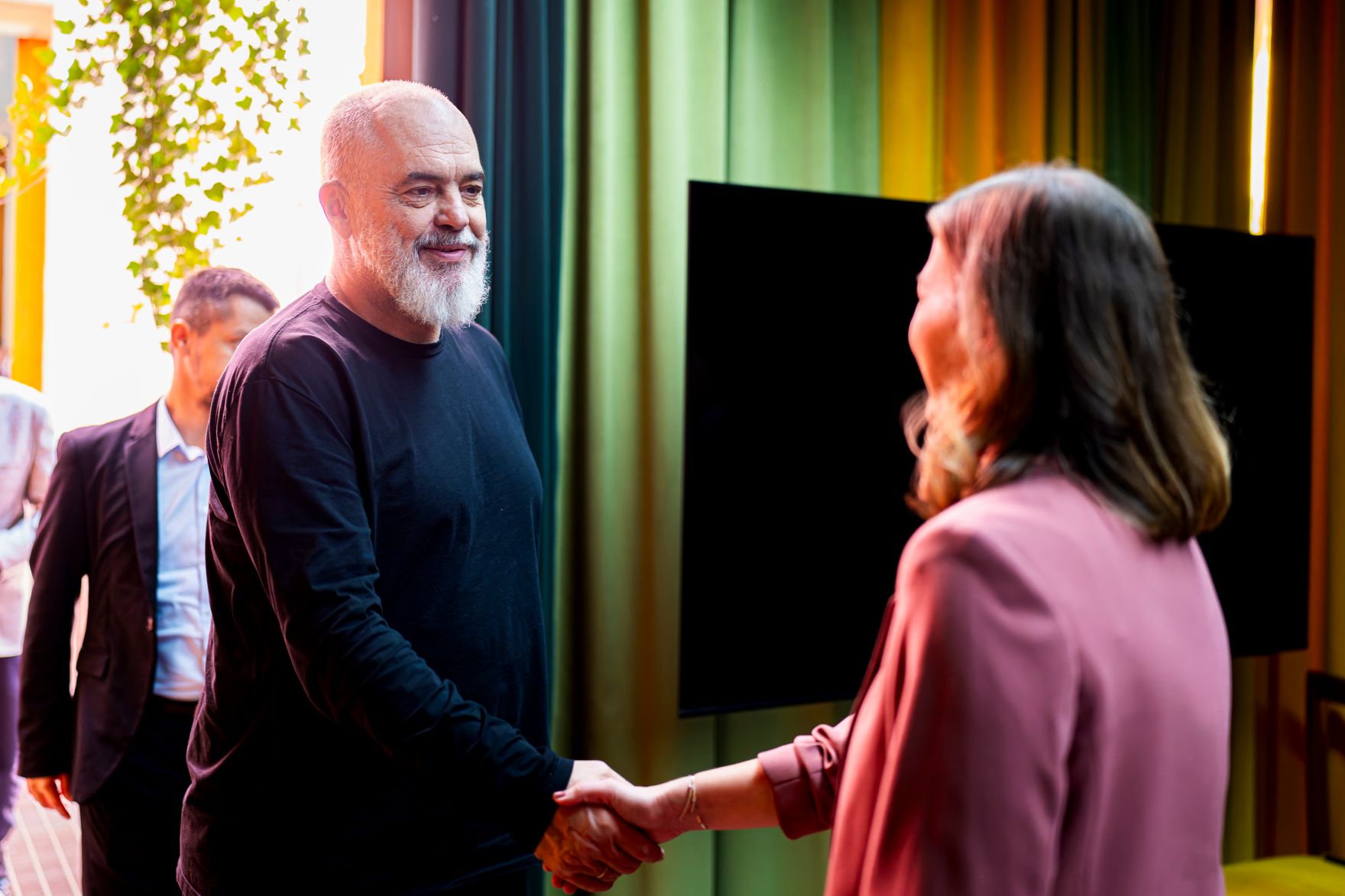 Am 8. Oktober 2025 setzte Bundesminister Claudia Plakolm (r.) ihre Westbalkantour fort. Im Bild bei einem Arbeitsgespr&auml;ch mit dem Premierminister von Albanien Edi Rama (l.).