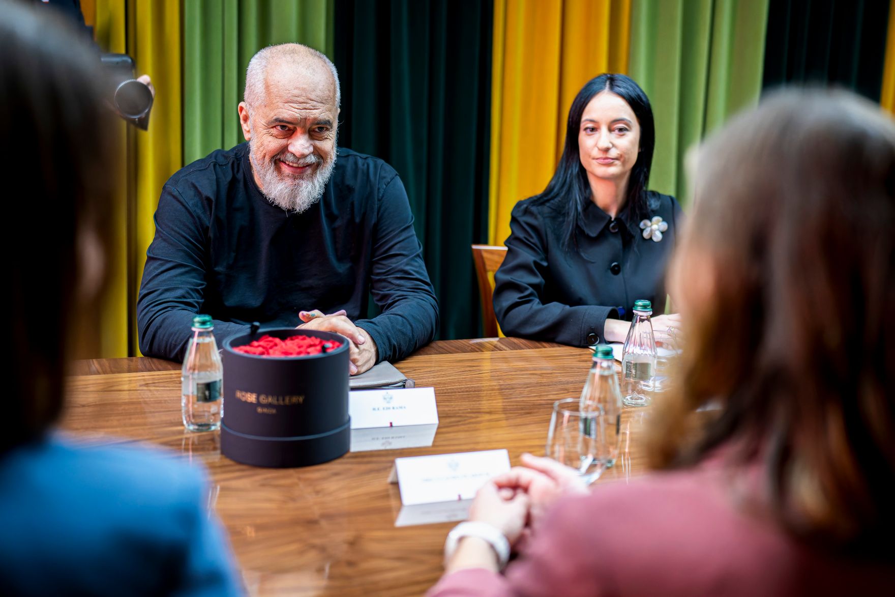Am 8. Oktober 2025 setzte Bundesminister Claudia Plakolm (r.) ihre Westbalkantour fort. Im Bild bei einem Arbeitsgespr&auml;ch mit dem Premierminister von Albanien Edi Rama (m.l.).