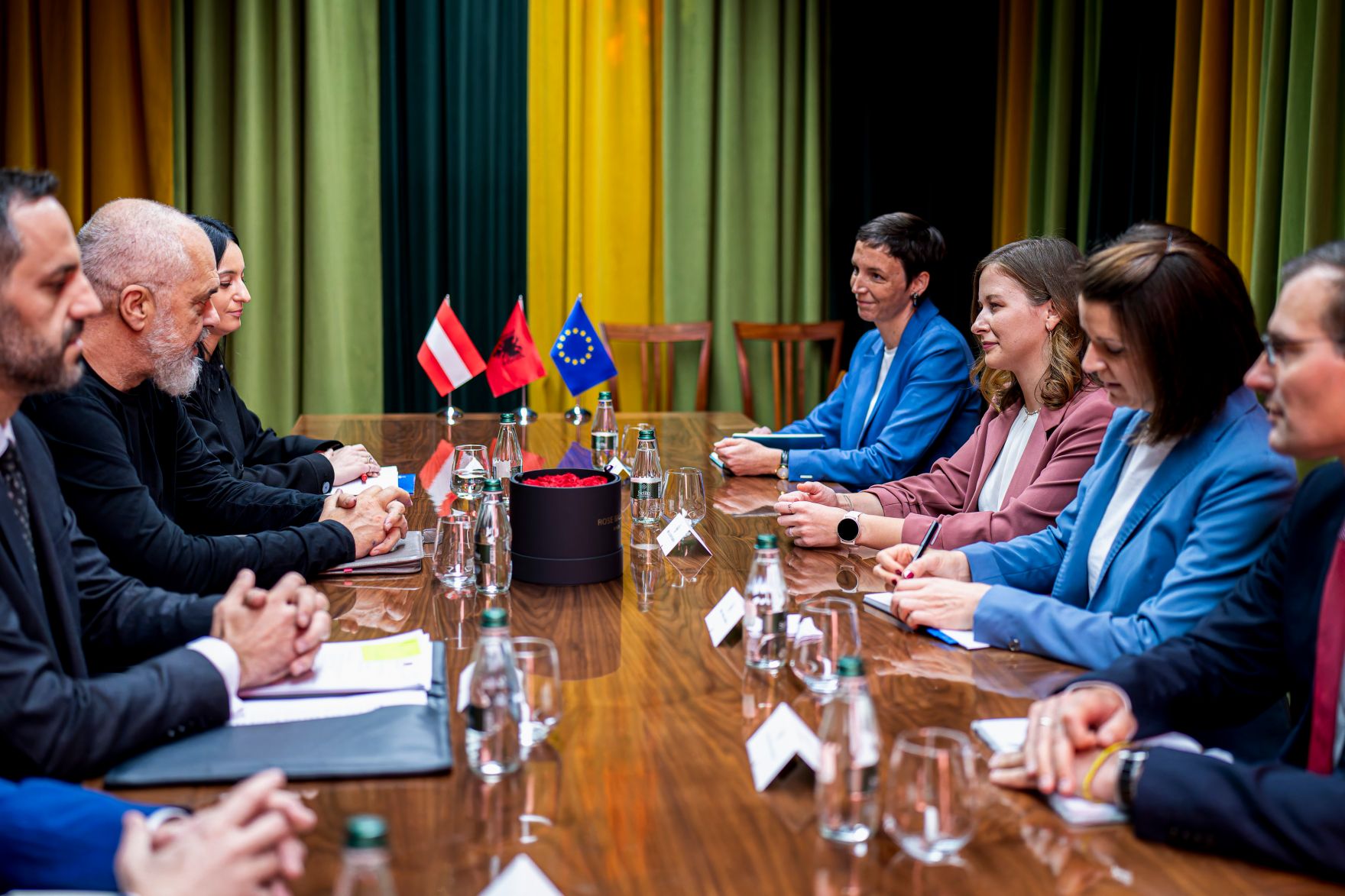 Am 8. Oktober 2025 setzte Bundesminister Claudia Plakolm (3.v.r.) ihre Westbalkantour fort. Im Bild bei einem Arbeitsgespr&auml;ch mit dem Premierminister von Albanien Edi Rama (2.v.l.).