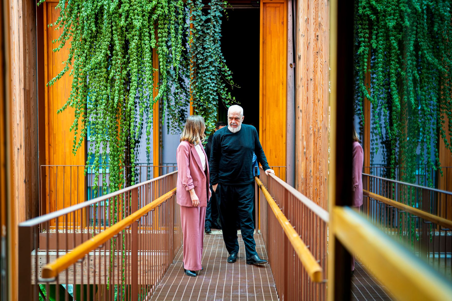 Am 8. Oktober 2025 setzte Bundesminister Claudia Plakolm (l.) ihre Westbalkantour fort. Im Bild bei einem Arbeitsgespr&auml;ch mit dem Premierminister von Albanien Edi Rama (r.).