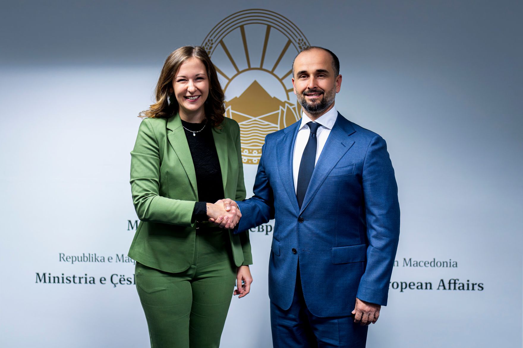 Am 6. Oktober 2025 setzte Bundesminister Claudia Plakolm (l.) ihre Westbalkantour fort. Im Bild bei einem Arbeitsgespr&auml;ch mit Europaminister Orhan Murtezani (r.) und Staatssekret&auml;rin Neva Gra&scaron;ič.