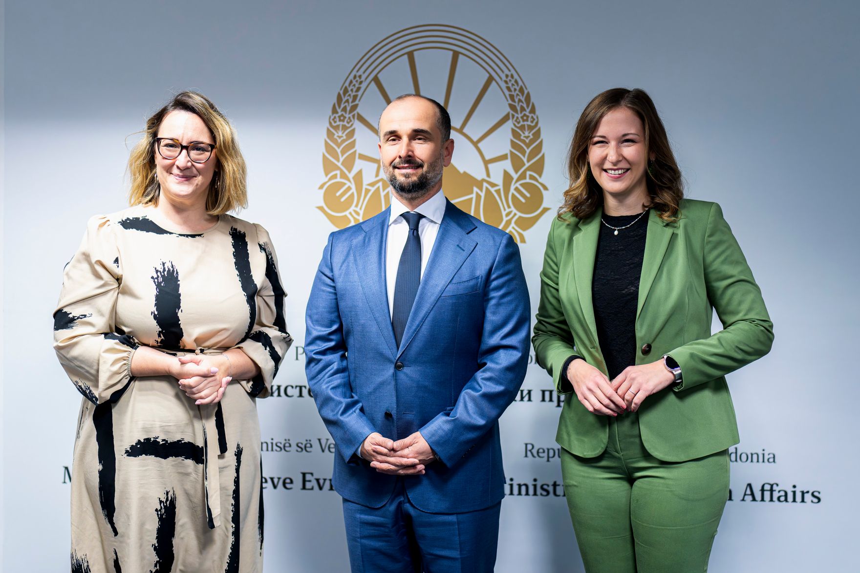 Am 6. Oktober 2025 setzte Bundesminister Claudia Plakolm (l.) ihre Westbalkantour fort. Im Bild bei einem Arbeitsgespr&auml;ch mit Europaminister Orhan Murtezani (m.) und Staatssekret&auml;rin Neva Gra&scaron;ič (l.).