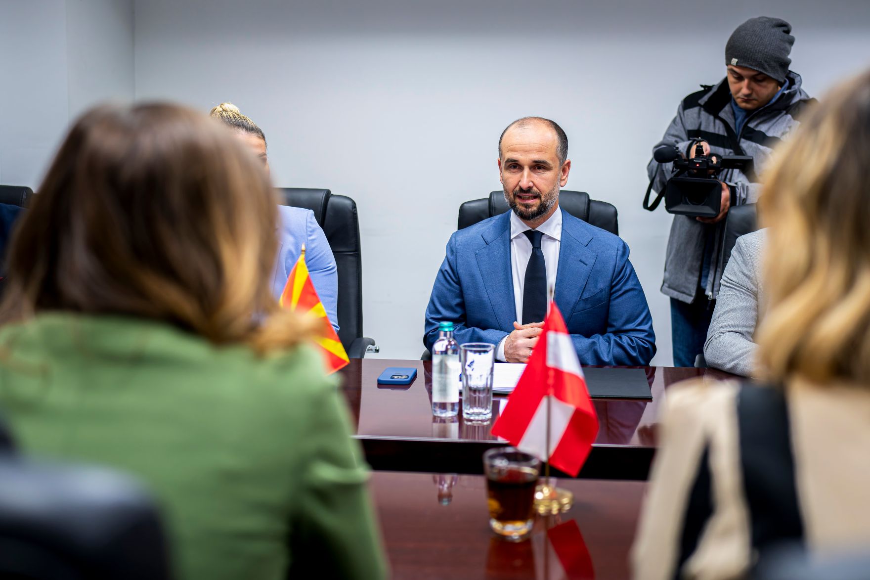 Am 6. Oktober 2025 setzte Bundesminister Claudia Plakolm (l.) ihre Westbalkantour fort. Im Bild bei einem Arbeitsgespr&auml;ch mit Europaminister Orhan Murtezani (m.) und Staatssekret&auml;rin Neva Gra&scaron;ič (r.).