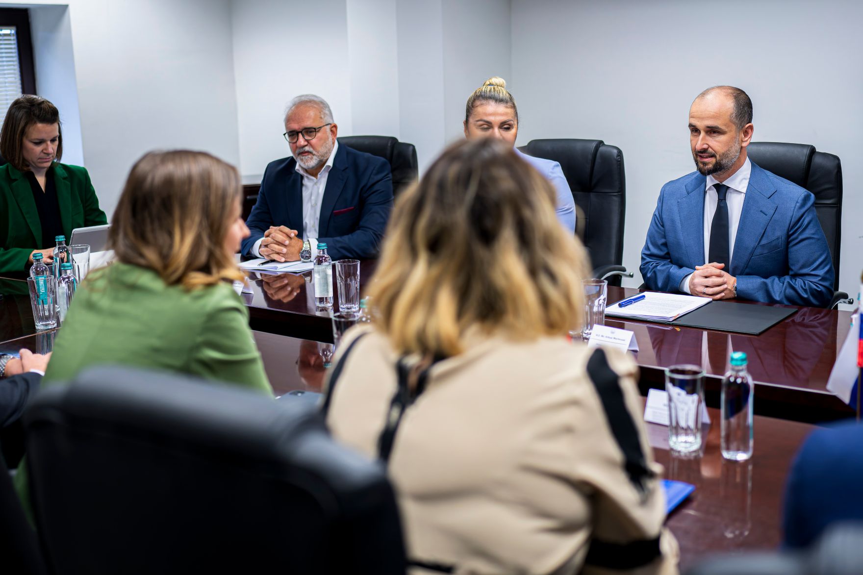 Am 6. Oktober 2025 setzte Bundesminister Claudia Plakolm (l.) ihre Westbalkantour fort. Im Bild bei einem Arbeitsgespr&auml;ch mit Europaminister Orhan Murtezani (r.) und Staatssekret&auml;rin Neva Gra&scaron;ič (2.v.r.).