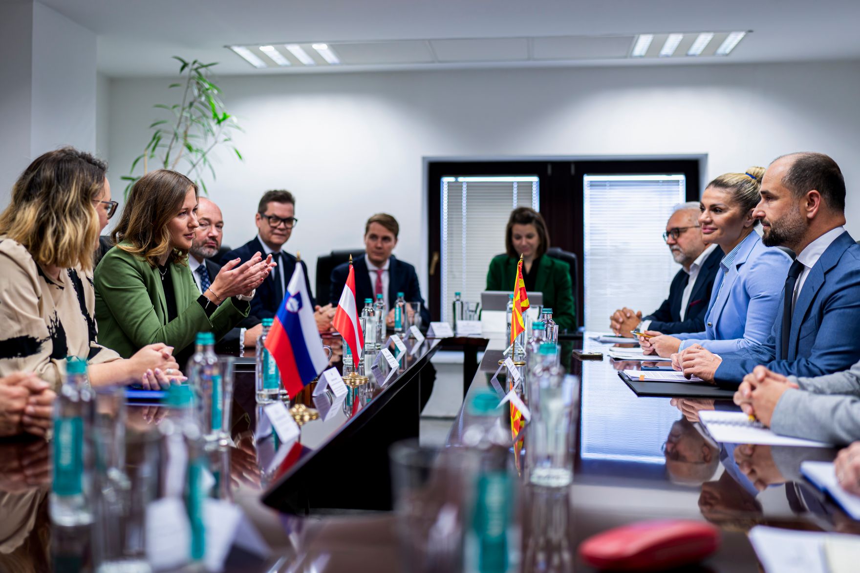 Am 6. Oktober 2025 setzte Bundesminister Claudia Plakolm (l.) ihre Westbalkantour fort. Im Bild bei einem Arbeitsgespr&auml;ch mit Europaminister Orhan Murtezani (r.) und Staatssekret&auml;rin Neva Gra&scaron;ič (l.).