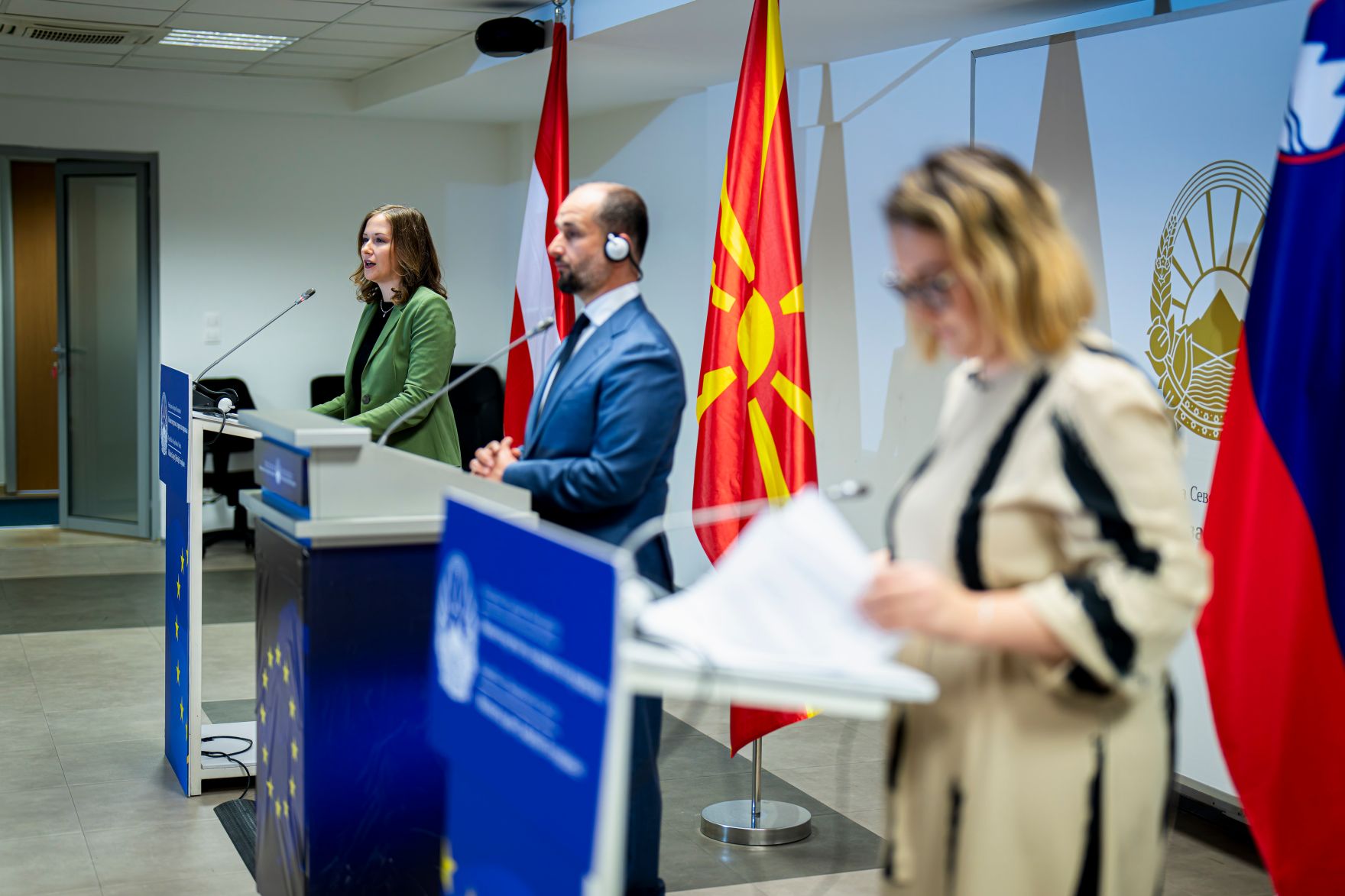 Am 6. Oktober 2025 setzte Bundesminister Claudia Plakolm (l.) ihre Westbalkantour fort. Im Bild bei einer Pressekonferenz mit Europaminister Orhan Murtezani (m.) und Staatssekret&auml;rin Neva Gra&scaron;ič (r.).