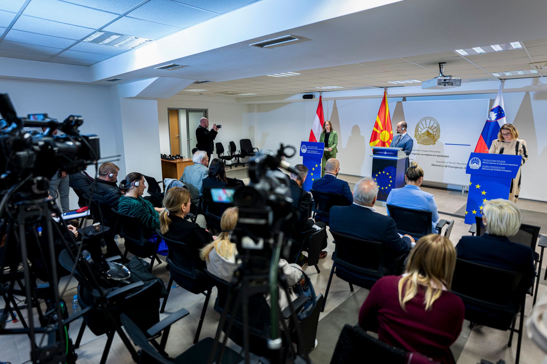 Am 6. Oktober 2025 setzte Bundesminister Claudia Plakolm (l.) ihre Westbalkantour fort. Im Bild bei einer Pressekonferenz mit Europaminister Orhan Murtezani und Staatssekret&auml;rin Neva Gra&scaron;ič.