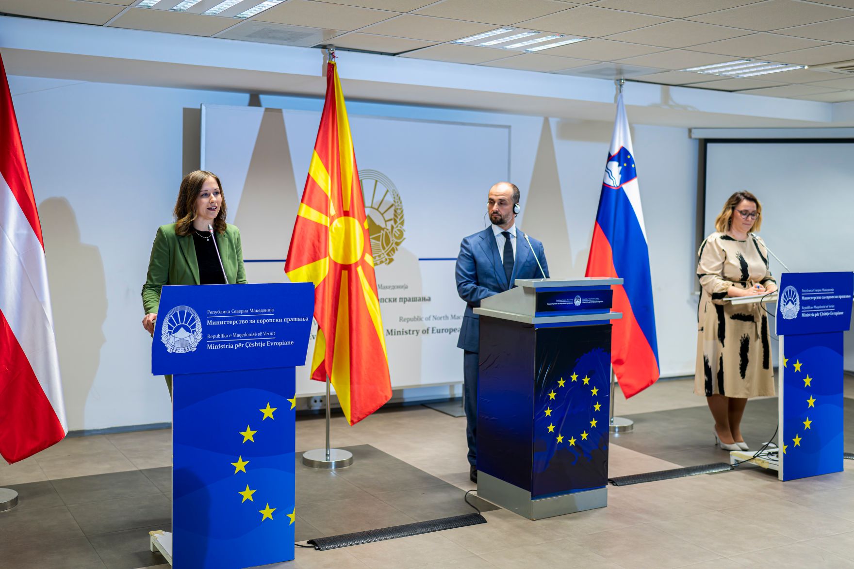 Am 6. Oktober 2025 setzte Bundesminister Claudia Plakolm (l.) ihre Westbalkantour fort. Im Bild bei einer Pressekonferenz mit Europaminister Orhan Murtezani (m.) und Staatssekret&auml;rin Neva Gra&scaron;ič (r.).