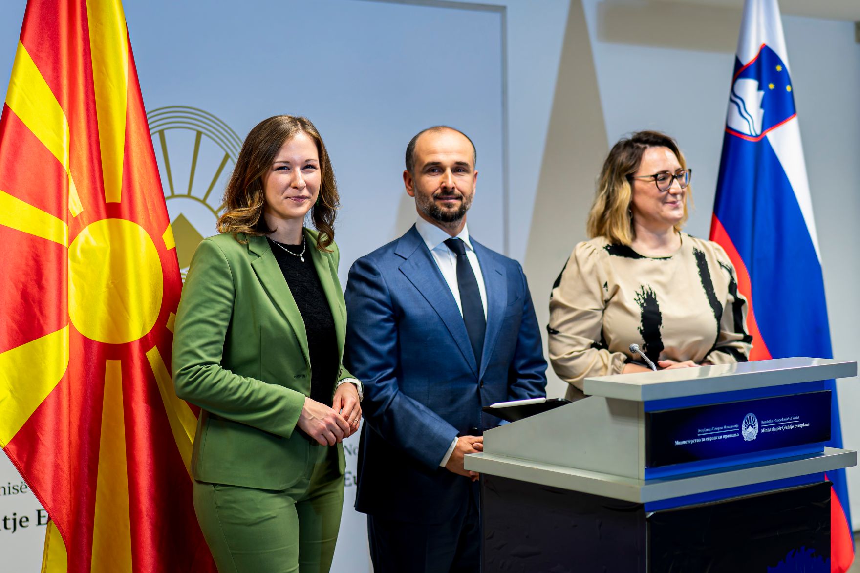 Am 6. Oktober 2025 setzte Bundesminister Claudia Plakolm (l.) ihre Westbalkantour fort. Im Bild bei einer Pressekonferenz mit Europaminister Orhan Murtezani (m.) und Staatssekret&auml;rin Neva Gra&scaron;ič (r.).