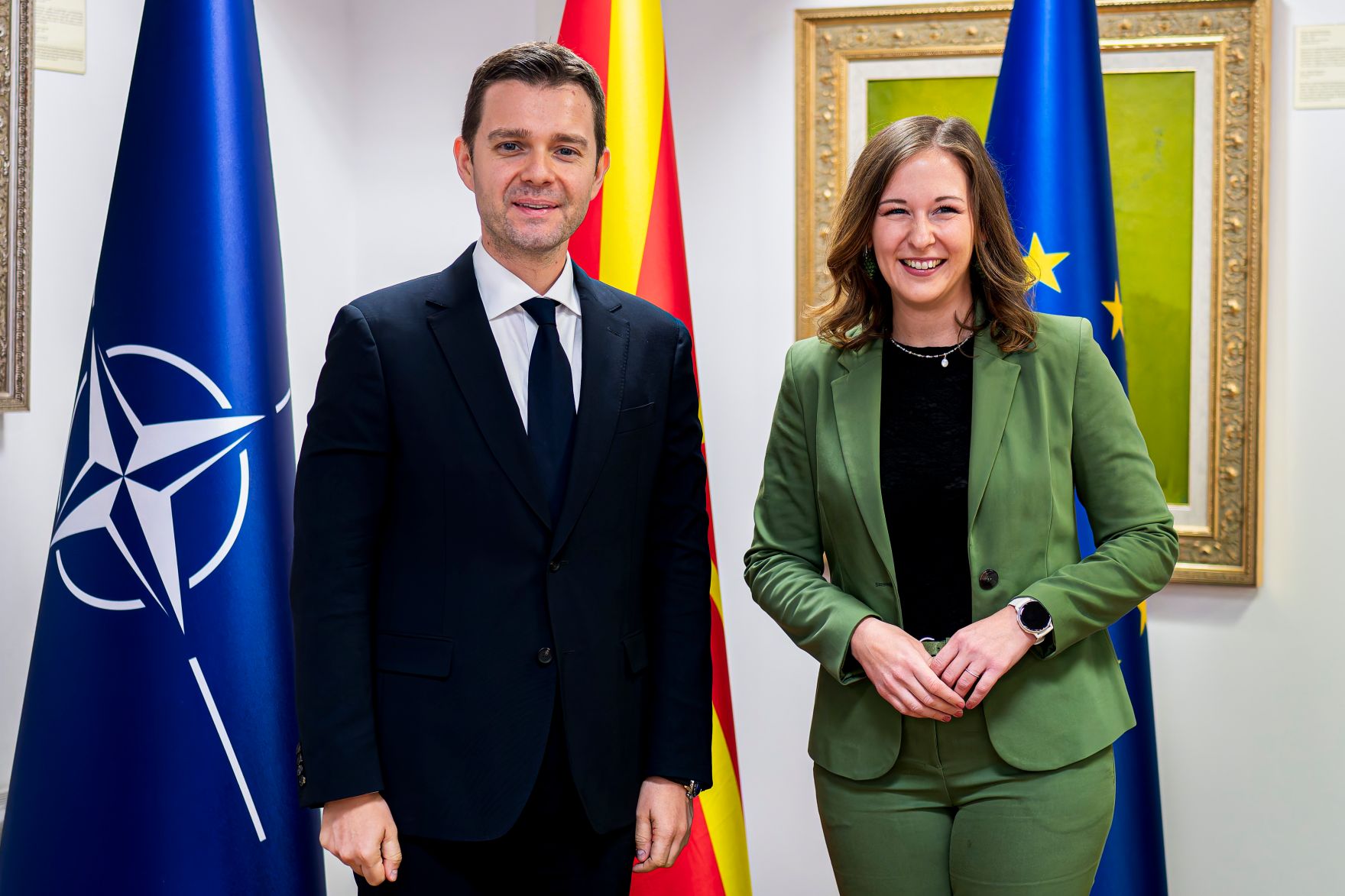 Am 6. Oktober 2025 setzte Bundesminister Claudia Plakolm (r.) ihre Westbalkantour fort. Im Bild bei einem Arbeitsgespr&auml;ch mit dem Au&szlig;enminister von Nordmazedonien Timčo Mucunski (l.).