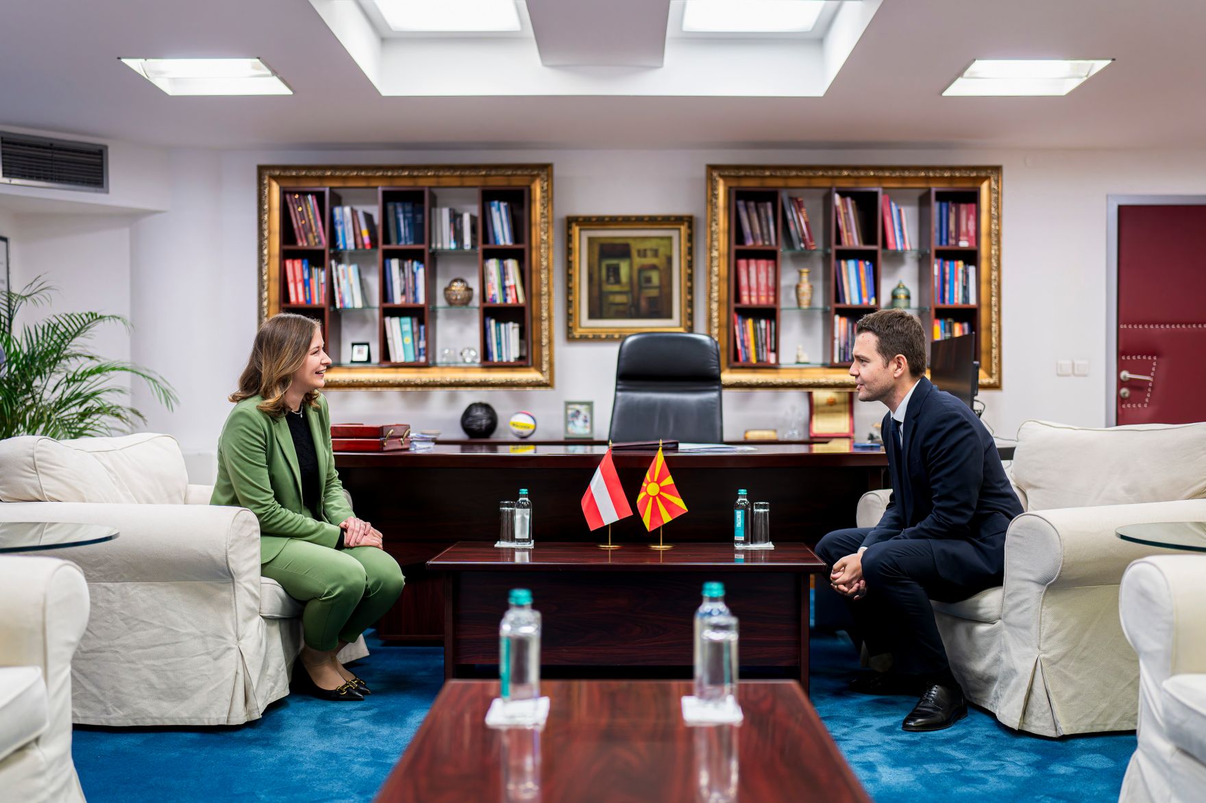 Am 6. Oktober 2025 setzte Bundesminister Claudia Plakolm (l.) ihre Westbalkantour fort. Im Bild bei einem Arbeitsgespr&auml;ch mit dem Au&szlig;enminister von Nordmazedonien Timčo Mucunski (r.).