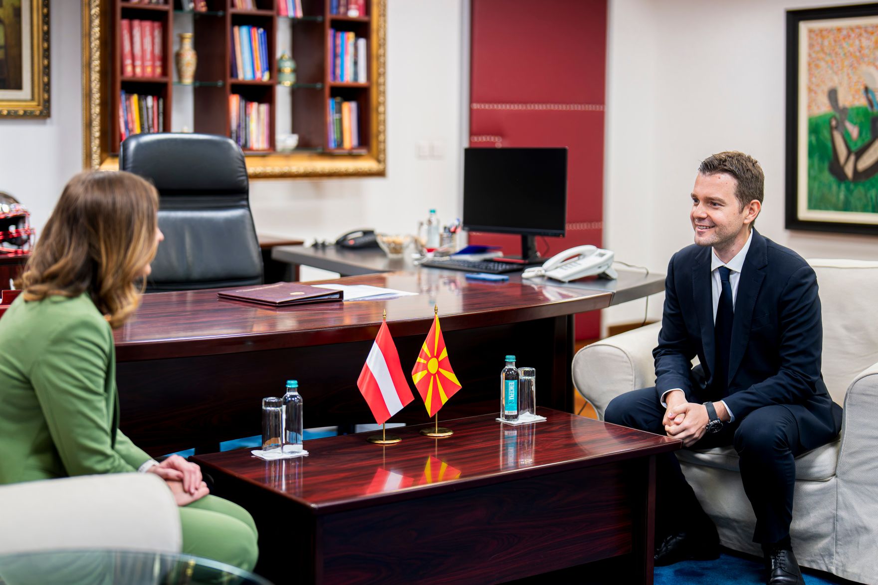 Am 6. Oktober 2025 setzte Bundesminister Claudia Plakolm (l.) ihre Westbalkantour fort. Im Bild bei einem Arbeitsgespr&auml;ch mit dem Au&szlig;enminister von Nordmazedonien Timčo Mucunski (r.).