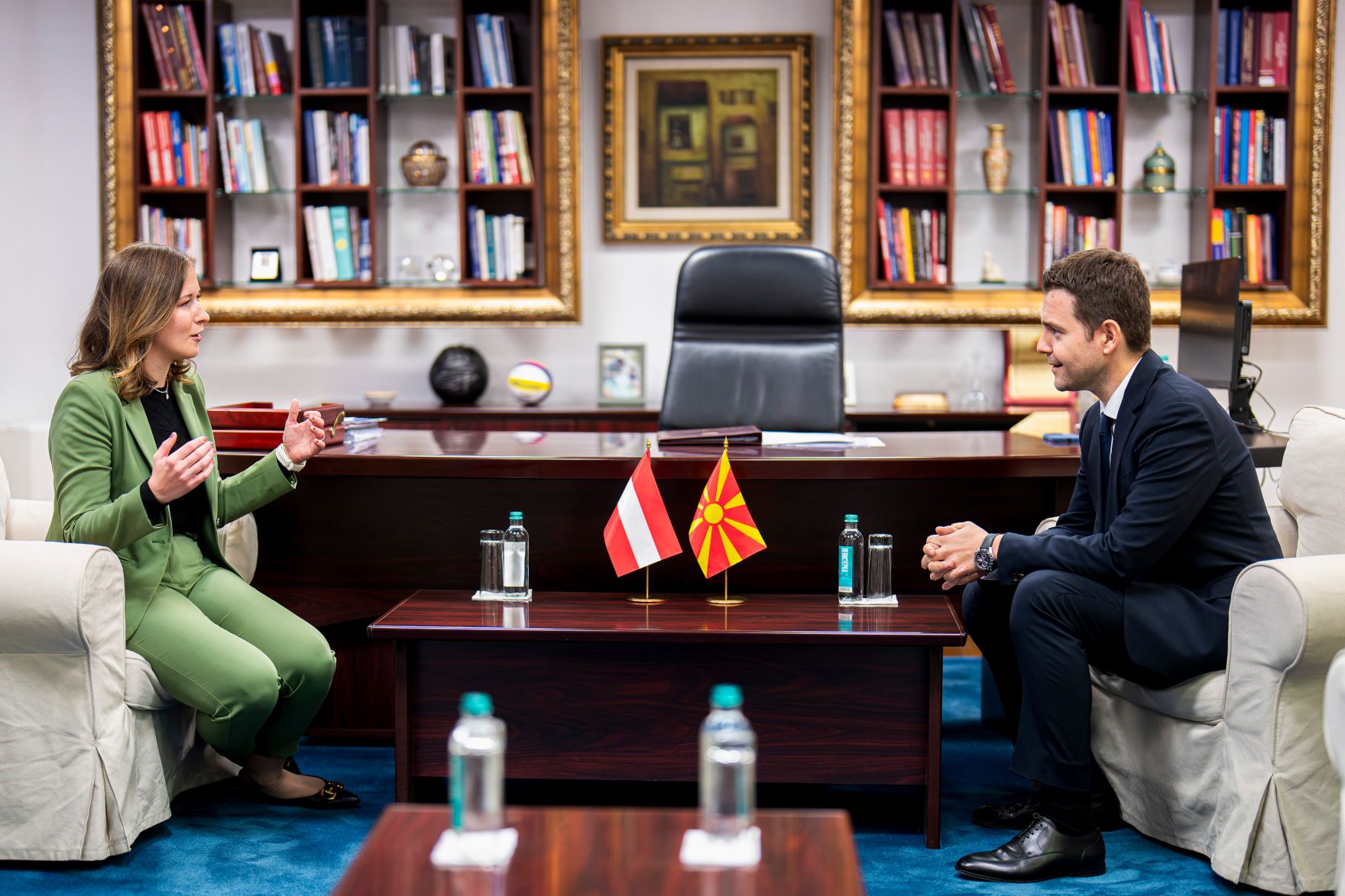 Am 6. Oktober 2025 setzte Bundesminister Claudia Plakolm (l.) ihre Westbalkantour fort. Im Bild bei einem Arbeitsgespr&auml;ch mit dem Au&szlig;enminister von Nordmazedonien Timčo Mucunski (r.).