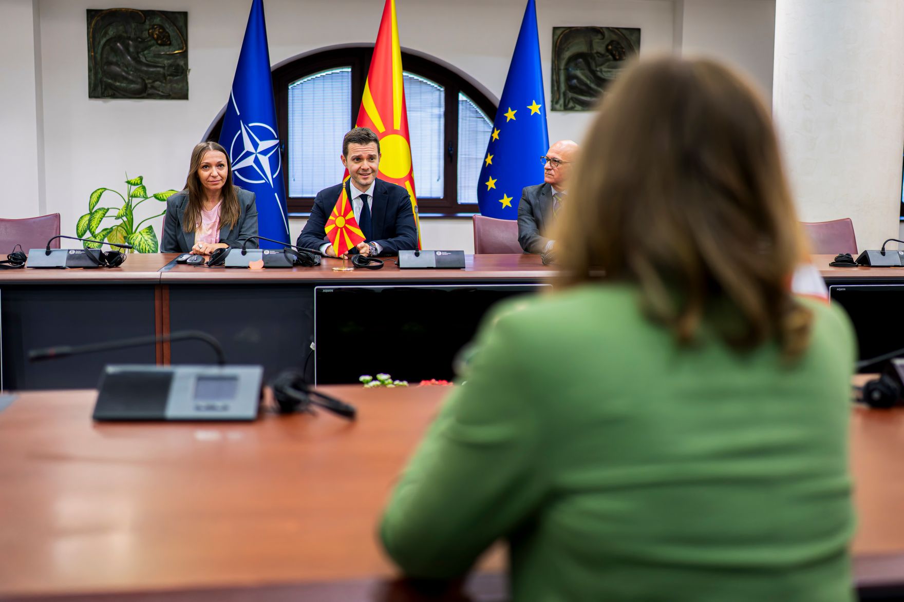 Am 6. Oktober 2025 setzte Bundesminister Claudia Plakolm (r.) ihre Westbalkantour fort. Im Bild bei einem Arbeitsgespr&auml;ch mit dem Au&szlig;enminister von Nordmazedonien Timčo Mucunski (2.v.l.).