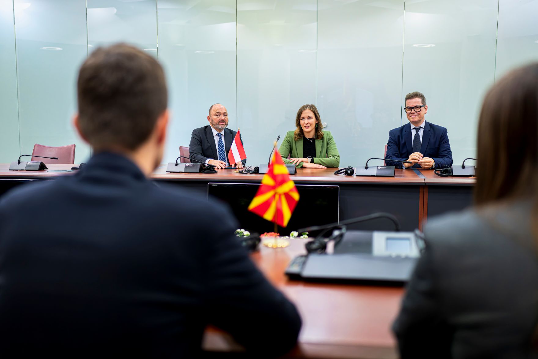 Am 6. Oktober 2025 setzte Bundesminister Claudia Plakolm (3.v.l.) ihre Westbalkantour fort. Im Bild bei einem Arbeitsgespr&auml;ch mit dem Au&szlig;enminister von Nordmazedonien Timčo Mucunski (l.).