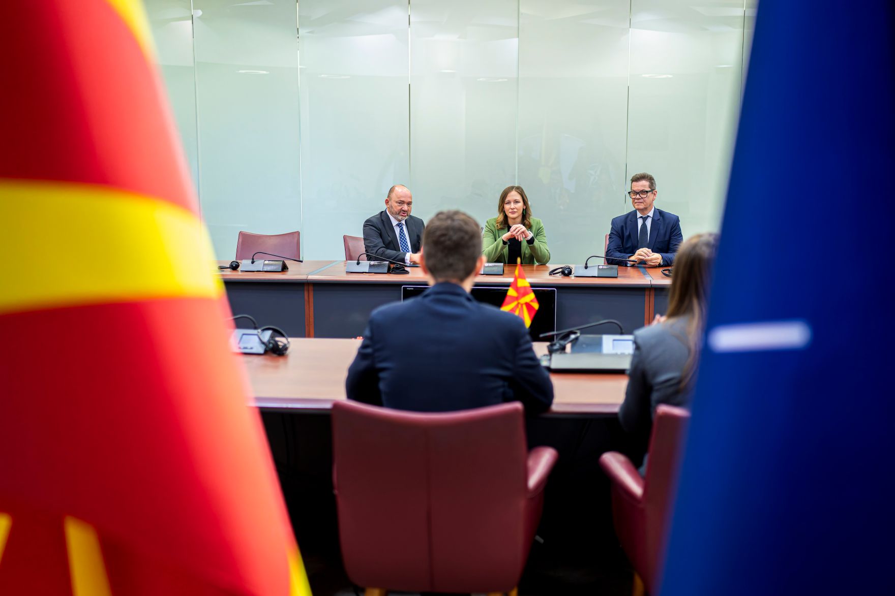 Am 6. Oktober 2025 setzte Bundesminister Claudia Plakolm (3.v.l.) ihre Westbalkantour fort. Im Bild bei einem Arbeitsgespr&auml;ch mit dem Au&szlig;enminister von Nordmazedonien Timčo Mucunski (2.v.l.).