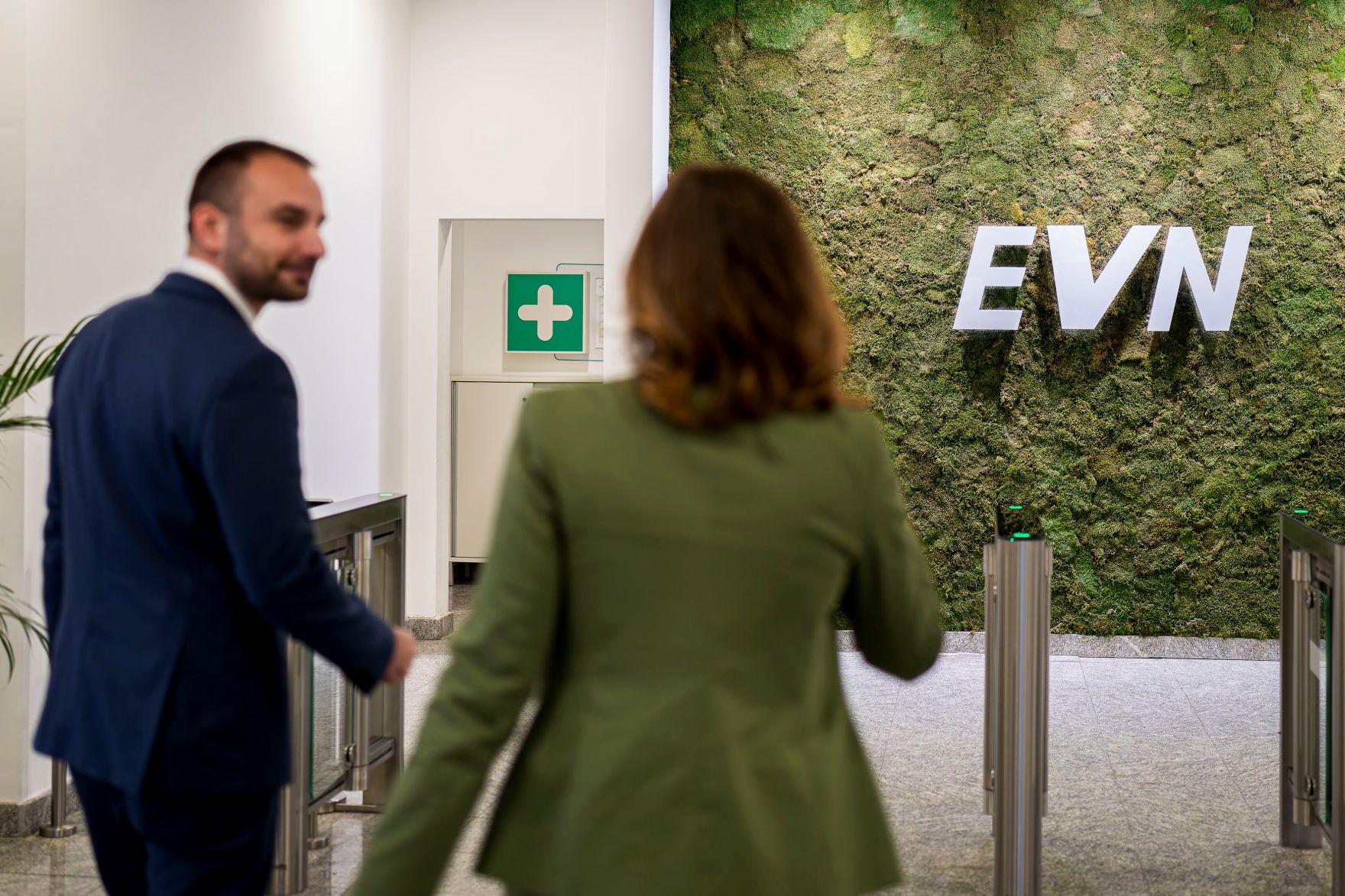 Am 6. Oktober 2025 setzte Bundesminister Claudia Plakolm (r.) ihre Westbalkantour fort. Im Bild beim Besuch der EVN-Zentrale von Nordmazedonien.