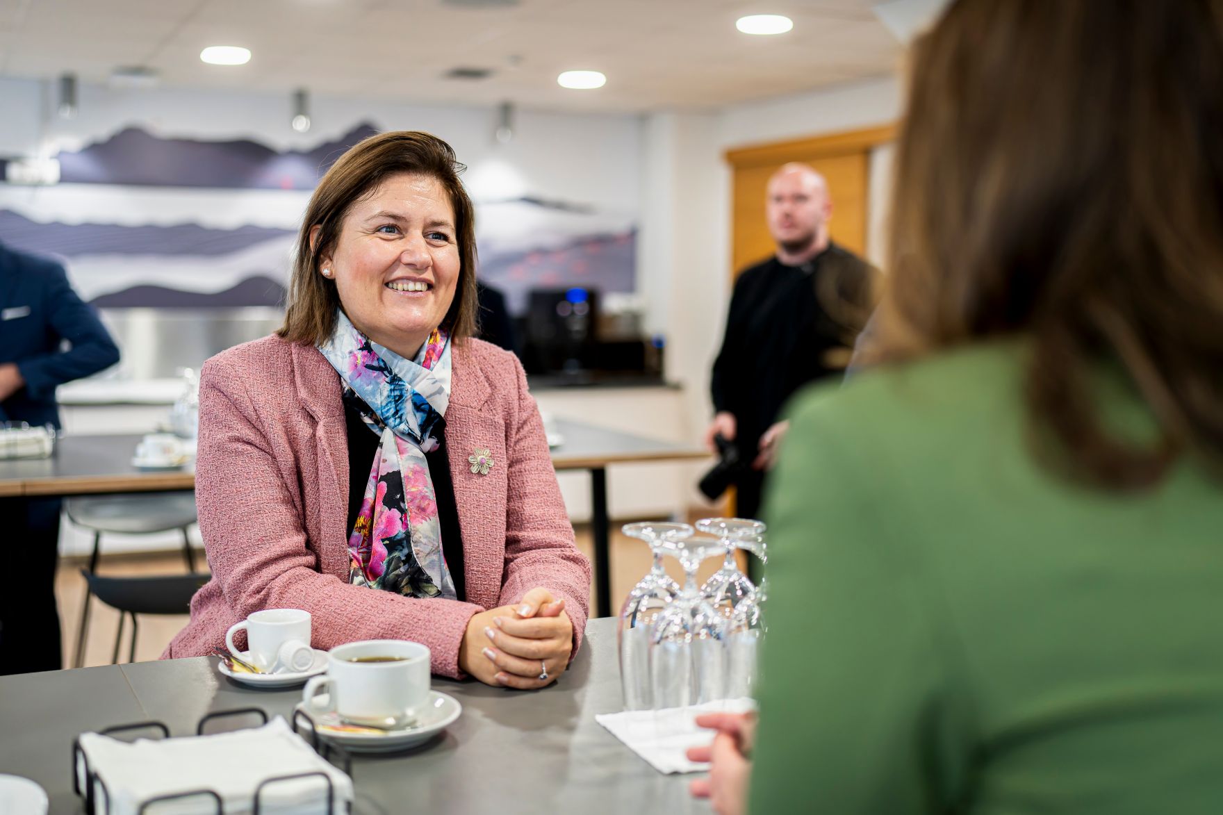 Am 6. Oktober 2025 setzte Bundesminister Claudia Plakolm (r.) ihre Westbalkantour fort. Im Bild beim Besuch der EVN-Zentrale von Nordmazedonien.