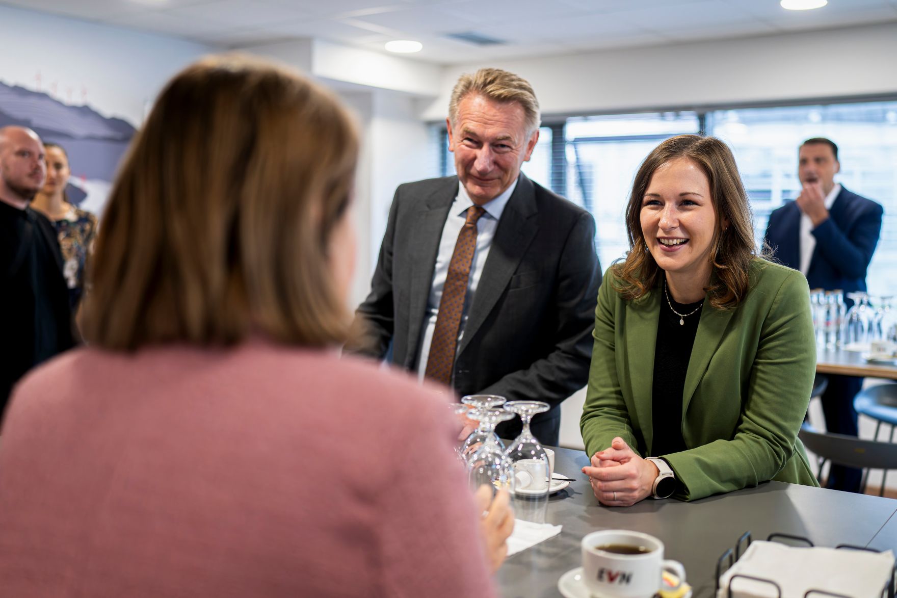 Am 6. Oktober 2025 setzte Bundesminister Claudia Plakolm (2.v.r.) ihre Westbalkantour fort. Im Bild beim Besuch der EVN-Zentrale von Nordmazedonien.