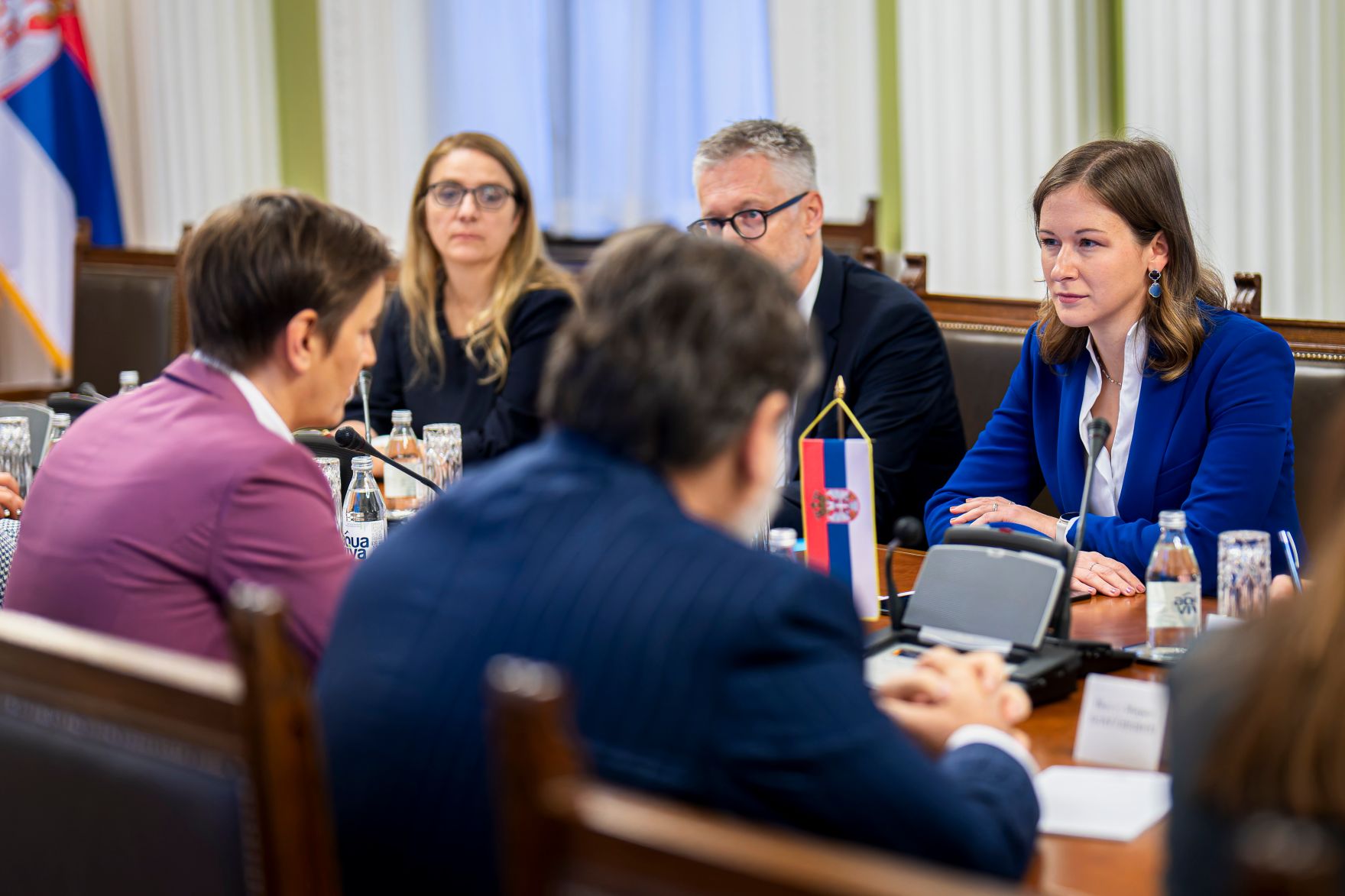 Am 9. Oktober 2025 setzte Bundesminister Claudia Plakolm (r.) ihre Westbalkantour fort. Im Bild bei einem Arbeitsgespr&auml;ch mit Ana Brnabic (l.) Pr&auml;sidentin der Nationalversammlung von Serbien.