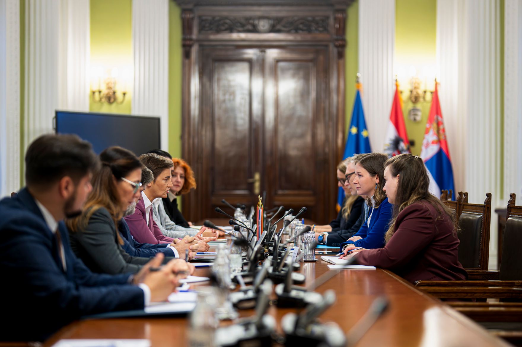 Am 9. Oktober 2025 setzte Bundesminister Claudia Plakolm (2.v.r.) ihre Westbalkantour fort. Im Bild bei einem Arbeitsgespr&auml;ch mit Ana Brnabic (3.v.l.) Pr&auml;sidentin der Nationalversammlung von Serbien.
