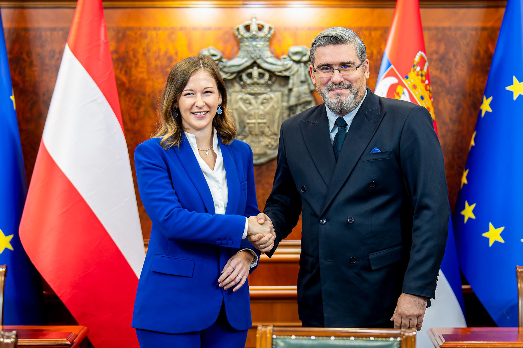 Am 8. Oktober 2025 setzte Bundesminister Claudia Plakolm (l.) ihre Westbalkantour fort. Im Bild mit dem Minister f&uuml;r Europ&auml;ische Integration der Republik Serbien Nemanja Starovic (r.).