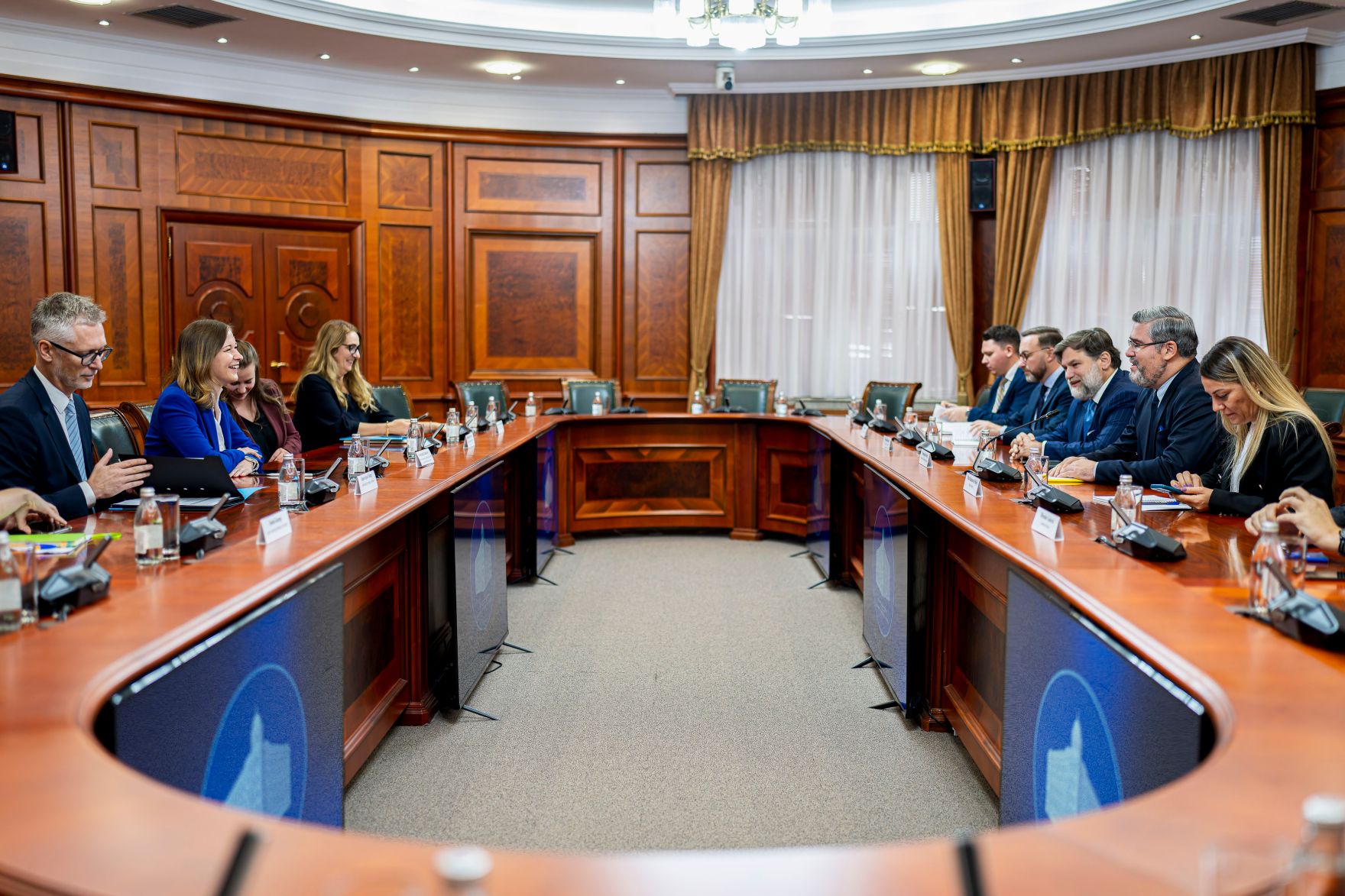 Am 8. Oktober 2025 setzte Bundesminister Claudia Plakolm (2.v.l.) ihre Westbalkantour fort. Im Bild mit dem Minister f&uuml;r Europ&auml;ische Integration der Republik Serbien Nemanja Starovic (2.v.r.).