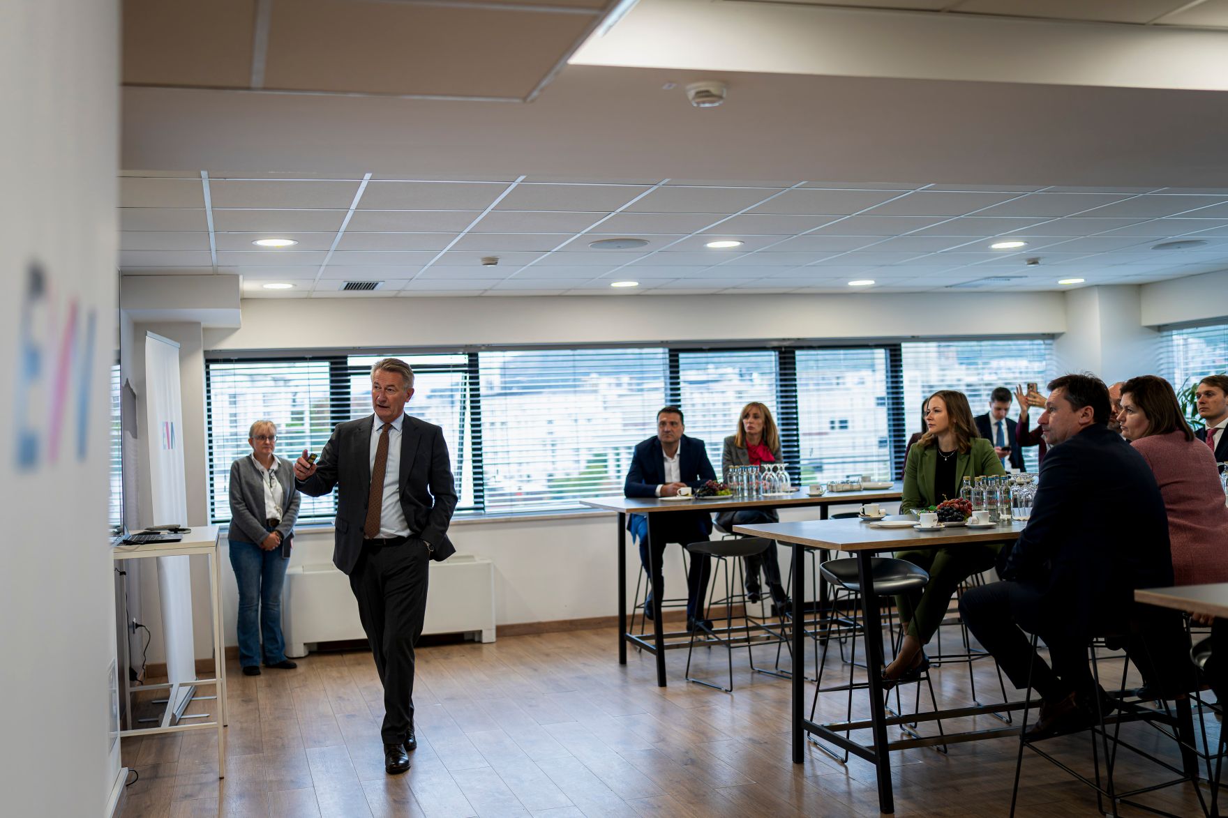 Am 6. Oktober 2025 setzte Bundesminister Claudia Plakolm ihre Westbalkantour fort. Im Bild beim Besuch der EVN-Zentrale von Nordmazedonien.