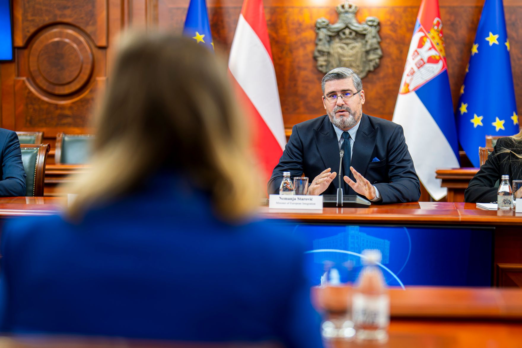 Am 8. Oktober 2025 setzte Bundesminister Claudia Plakolm (l.) ihre Westbalkantour fort. Im Bild mit dem Minister f&uuml;r Europ&auml;ische Integration der Republik Serbien Nemanja Starovic (r.).