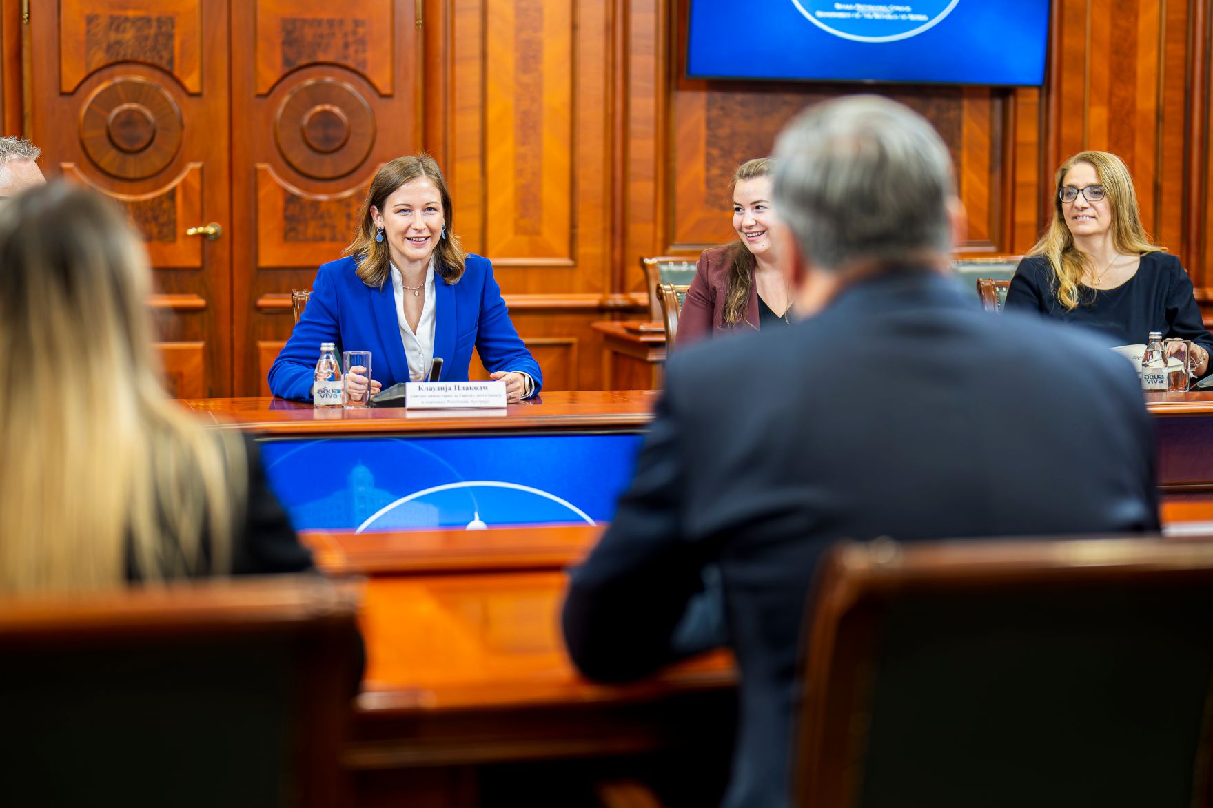 Am 8. Oktober 2025 setzte Bundesminister Claudia Plakolm (l.) ihre Westbalkantour fort. Im Bild mit dem Minister f&uuml;r Europ&auml;ische Integration der Republik Serbien Nemanja Starovic (r.).
