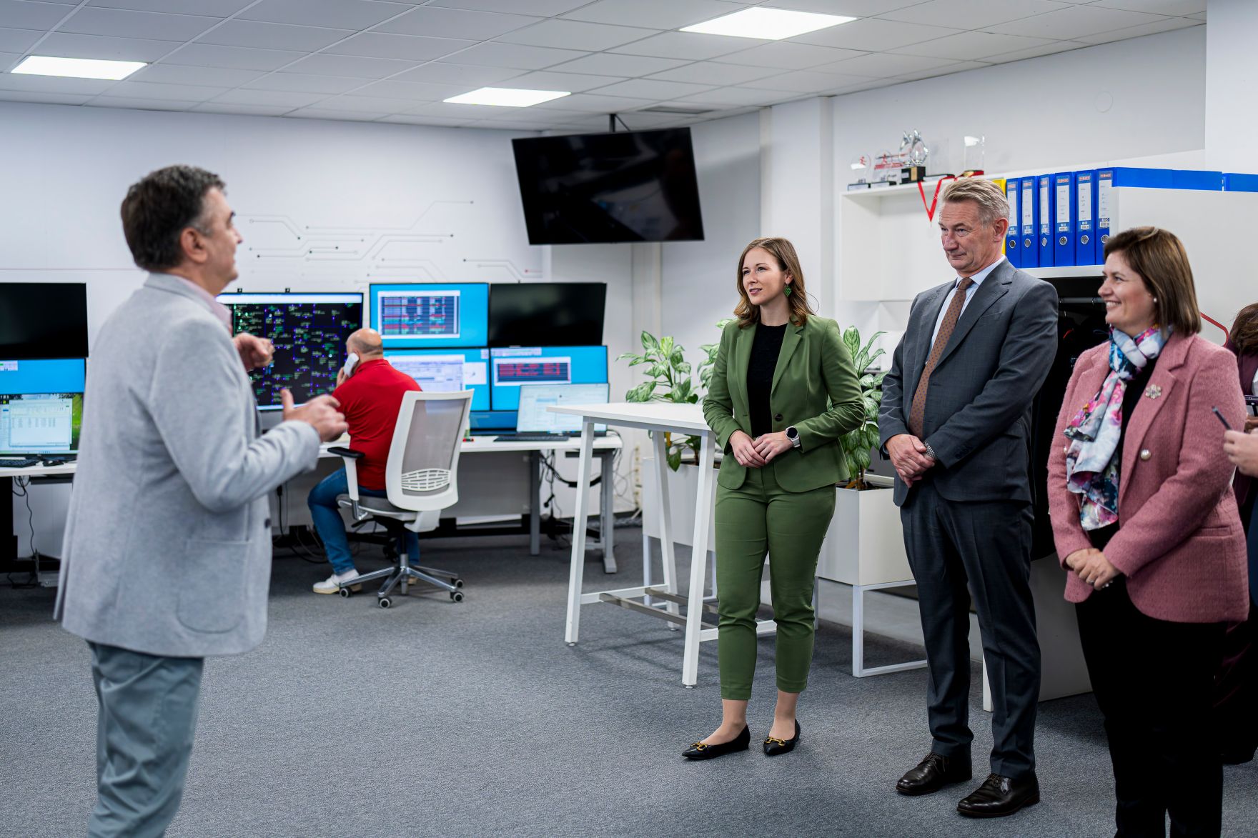 Am 6. Oktober 2025 setzte Bundesminister Claudia Plakolm (3.v.l.) ihre Westbalkantour fort. Im Bild beim Besuch der EVN-Zentrale von Nordmazedonien.