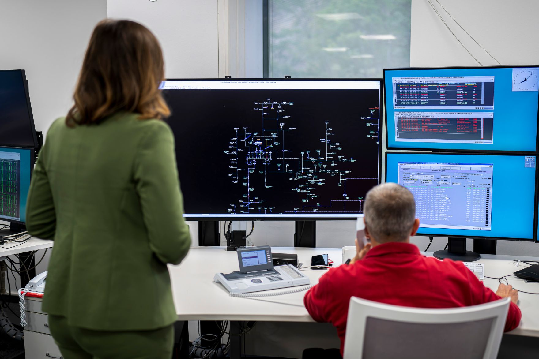 Am 6. Oktober 2025 setzte Bundesminister Claudia Plakolm (l.) ihre Westbalkantour fort. Im Bild beim Besuch der EVN-Zentrale von Nordmazedonien.