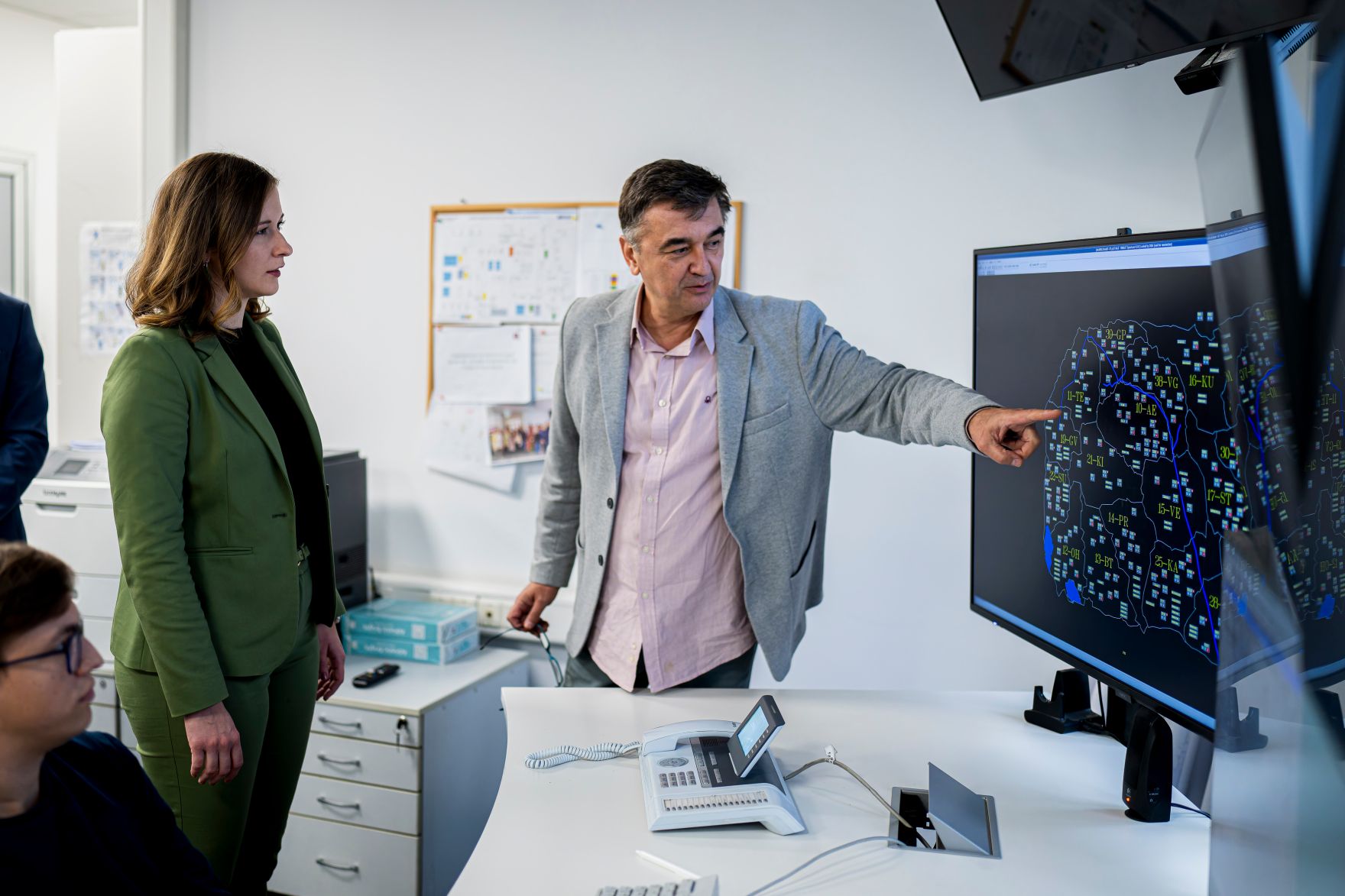 Am 6. Oktober 2025 setzte Bundesminister Claudia Plakolm (l.) ihre Westbalkantour fort. Im Bild beim Besuch der EVN-Zentrale von Nordmazedonien.