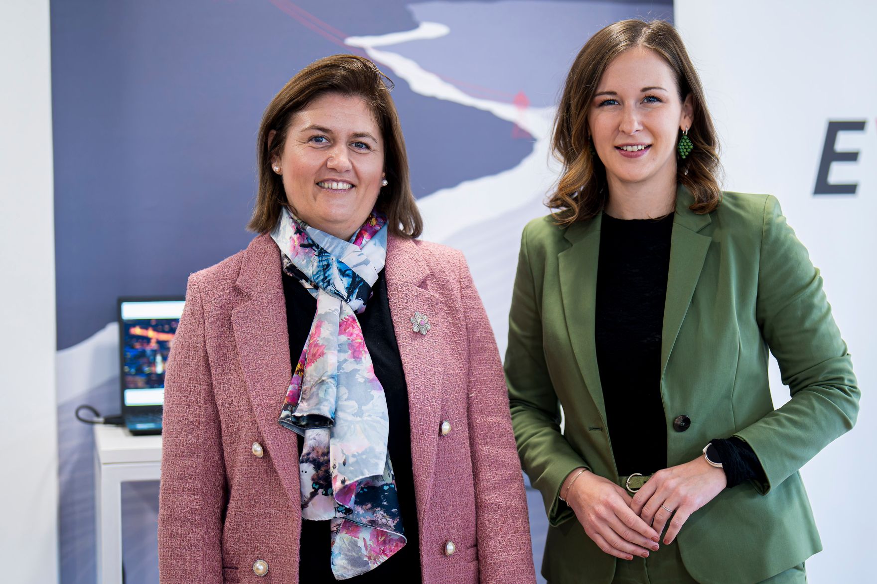 Am 6. Oktober 2025 setzte Bundesminister Claudia Plakolm (r.) ihre Westbalkantour fort. Im Bild beim Besuch der EVN-Zentrale von Nordmazedonien.