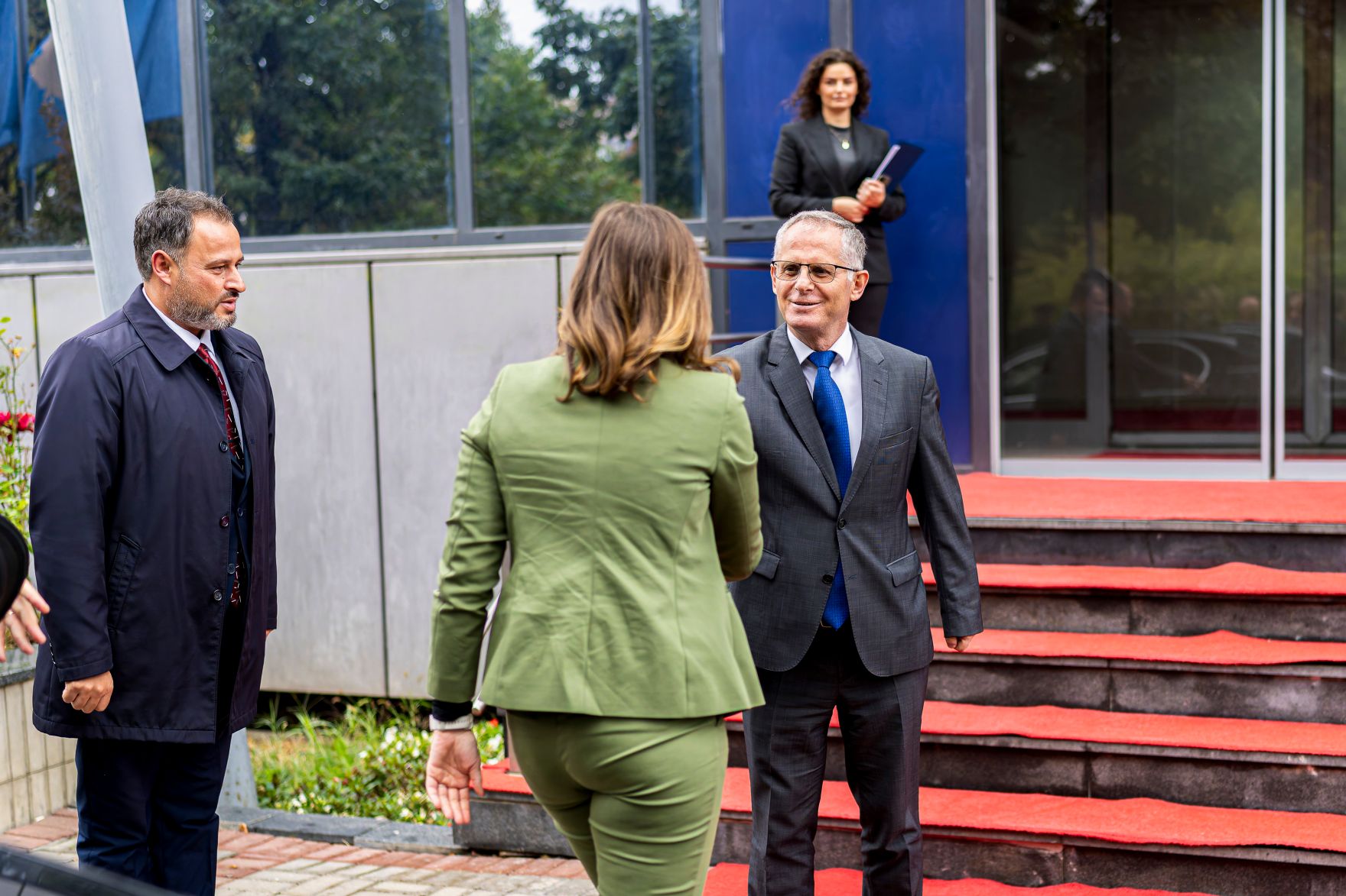 Am 6. Oktober 2025 setzte Bundesminister Claudia Plakolm (m.l.) ihre Westbalkantour fort. Im Bild bei einem Arbeitsgespr&auml;ch mit dem Stellvertretenden Ministerpr&auml;sident der Republik Kosovo Besnik Bislimi (m.r.) und Staatssekret&auml;rin Neva Gra&scaron;ič.